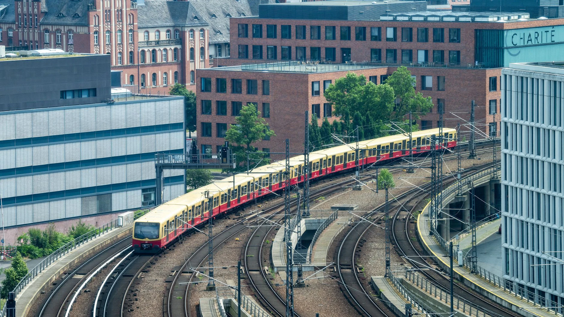 Auf der Stadtbahn kommt es wegen einer Signalreparatur am S-Bahnhof Friedrichstraße zu Verspätungen.