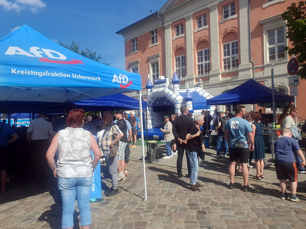 Mit großer Freude Friedrich Merz ausgebuht: AfD-Kundgebung am 1. Mai in Templin