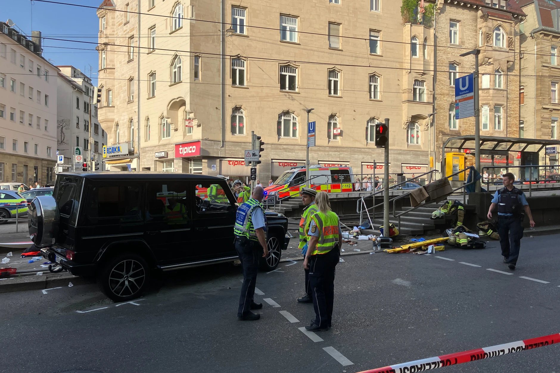 Die Polizei sichert und sperrt den Tatort ab: In der Stuttgarter Innenstadt ist ein Auto in eine Personengruppe gefahren. Der Fahrer wurde festgenommen. Es gibt acht Verletzte, darunter drei Schwerverletzte.