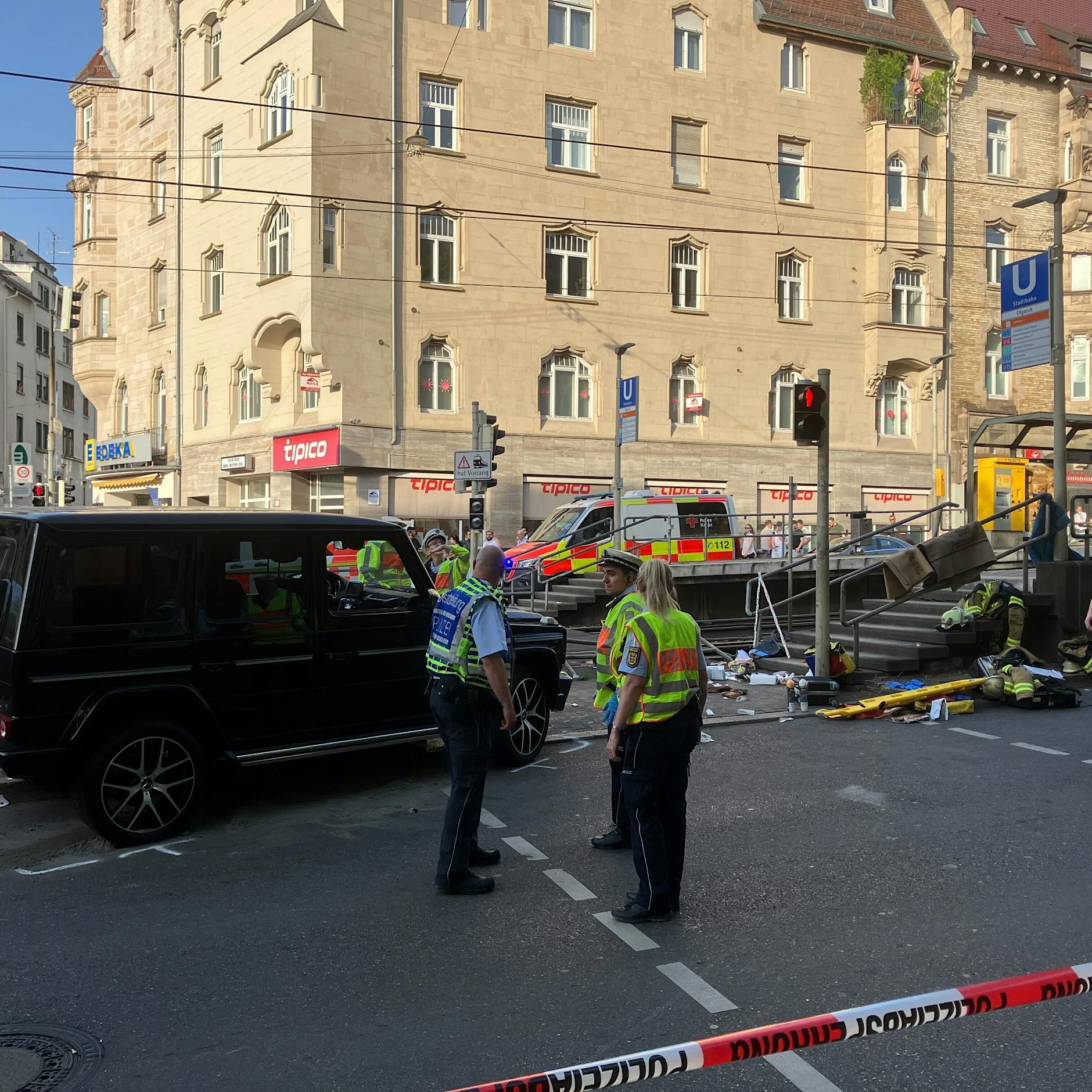 In Stuttgart: Mercedes fährt in Fußgänger – Frau (46) stirbt, fünf verletzte Kinder