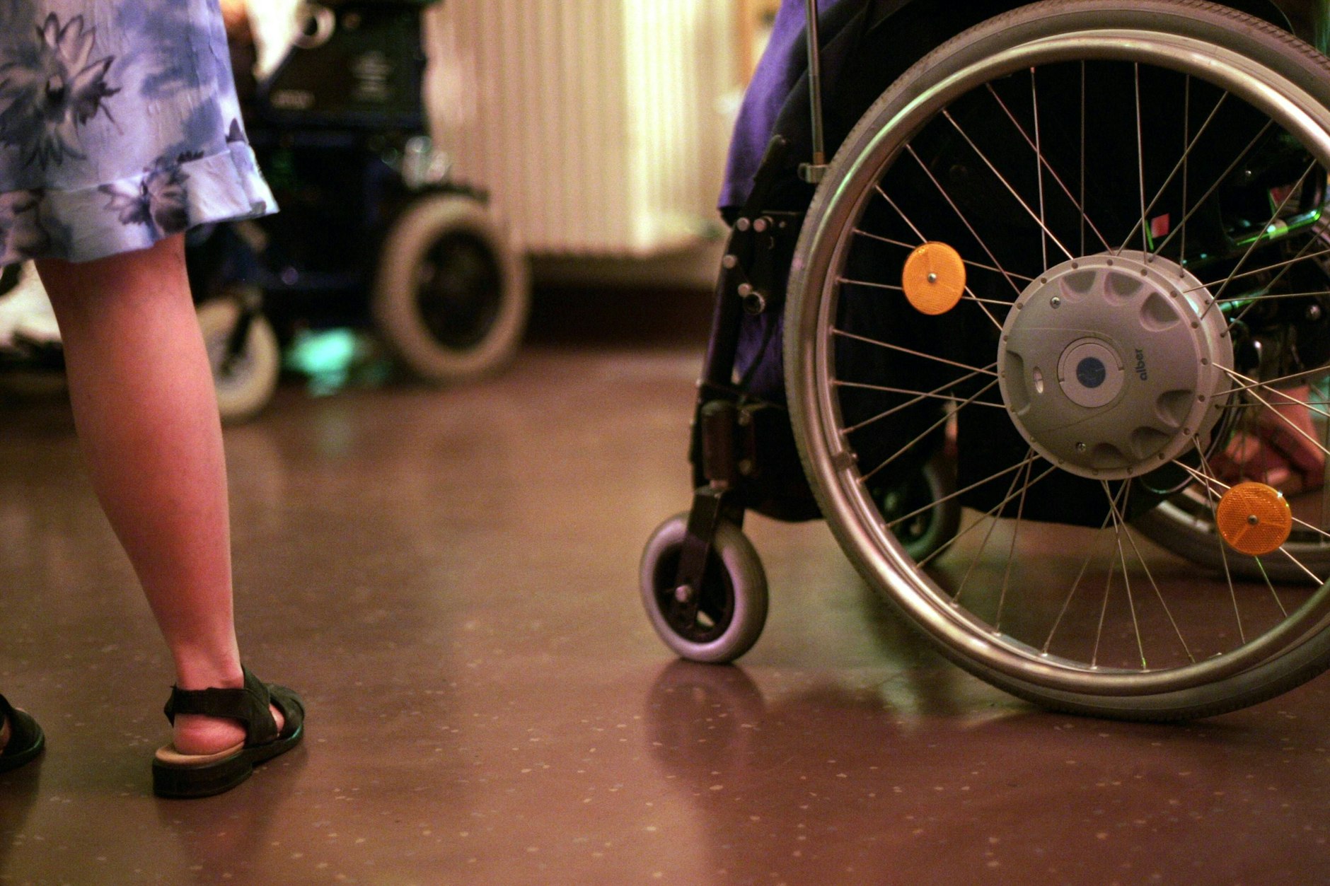 Rollstuhlfahrer in einem Club