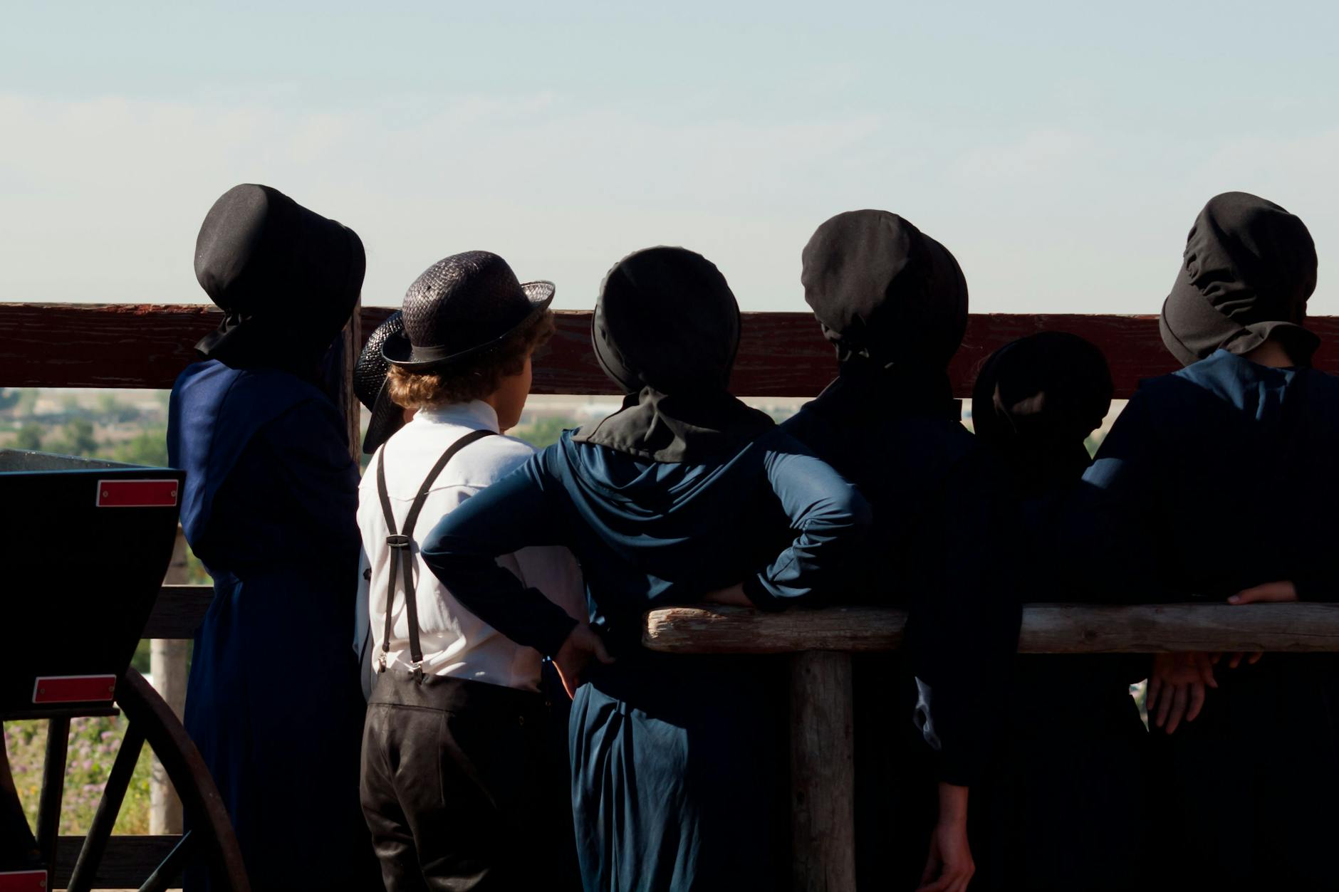 Amishe Kinder auf einer Farm