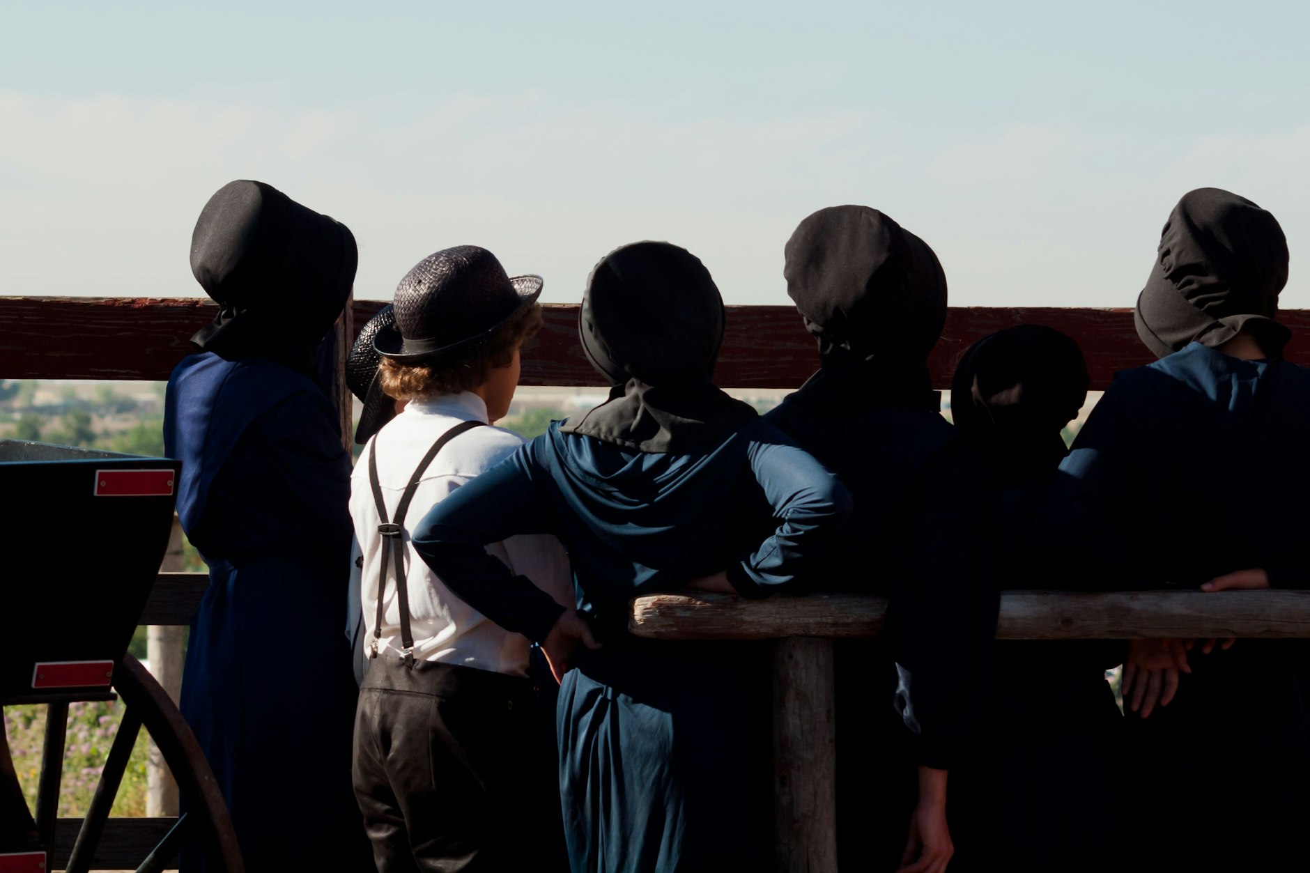 Amishe Kinder auf einer Farm