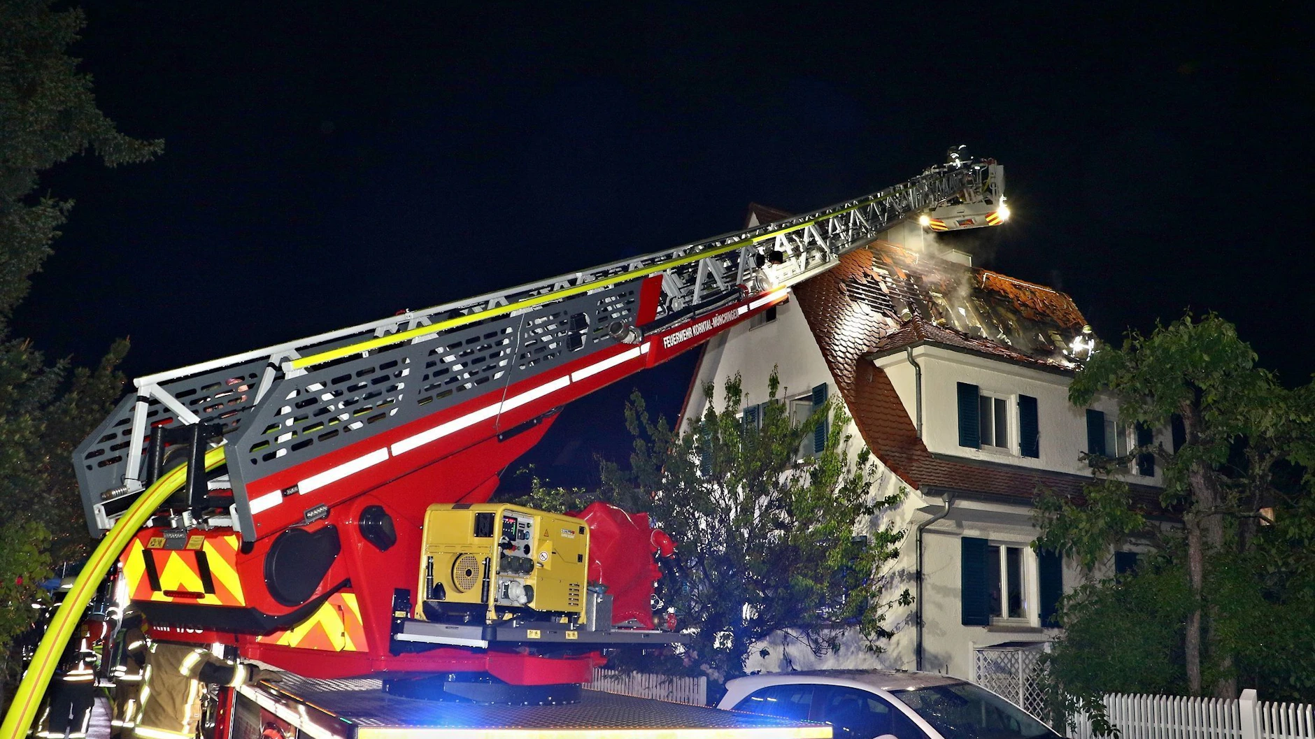 Baden-Württemberg: Ein Dachstuhlbrand nach einem Blitzeinschlag hat zu einem Großeinsatz von Feuerwehr und Rettungsdienst in Korntal geführt. 