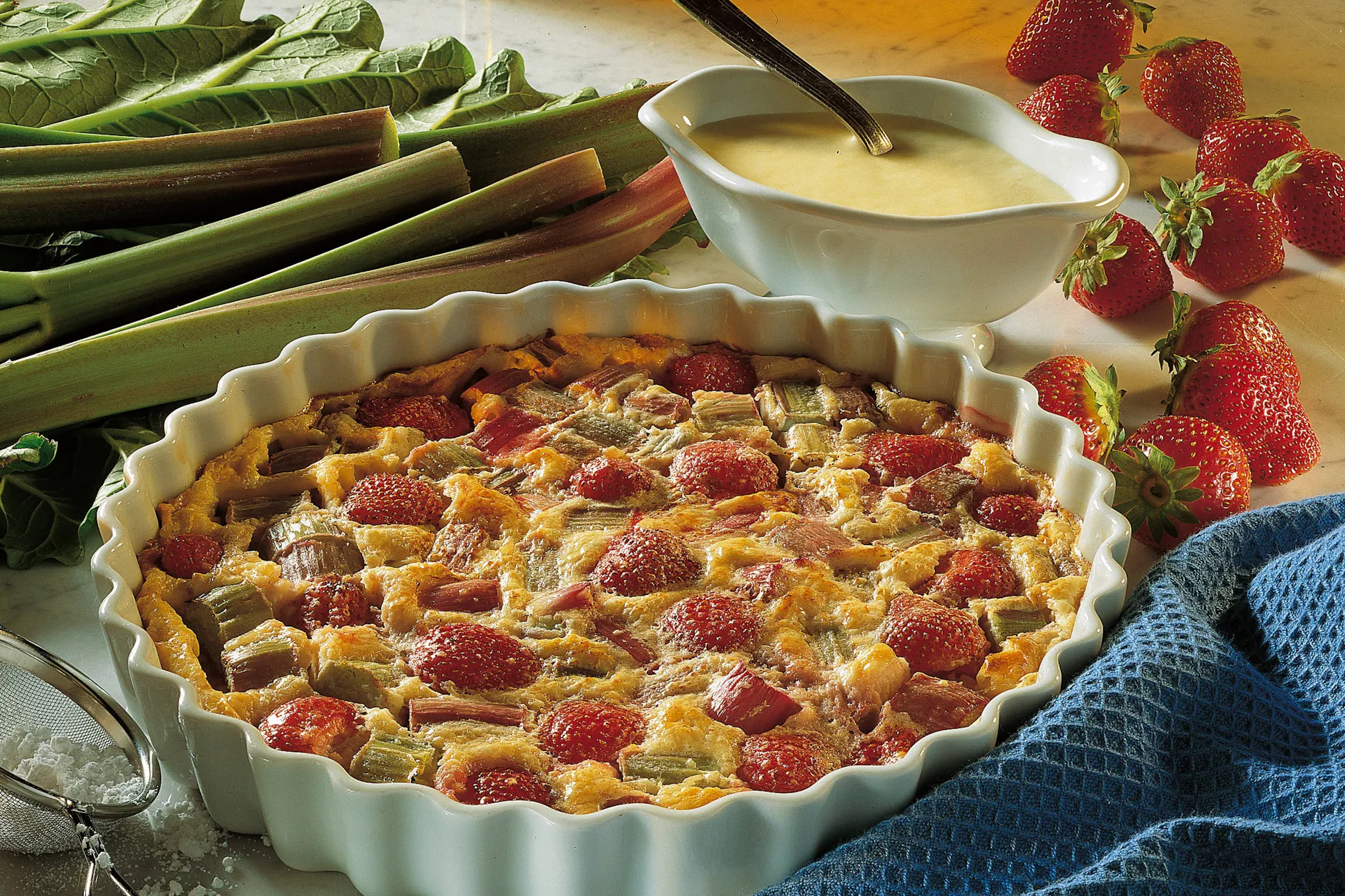 Das Erdbeer-Rhabarber-Gratin kommt ursprünglich aus Frankreich.