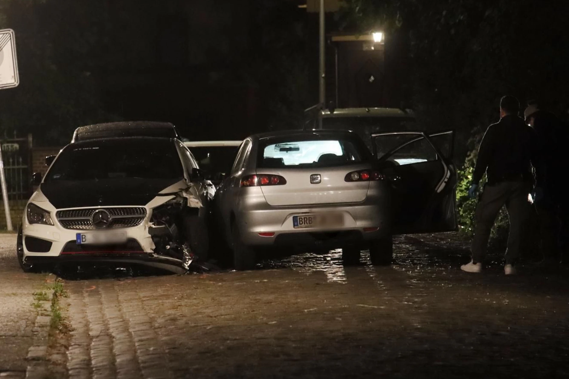 Der Seat Ibiza mit Brandenburger Kennzeichen rammte in Lichterfelde einen geparkten Mercedes.