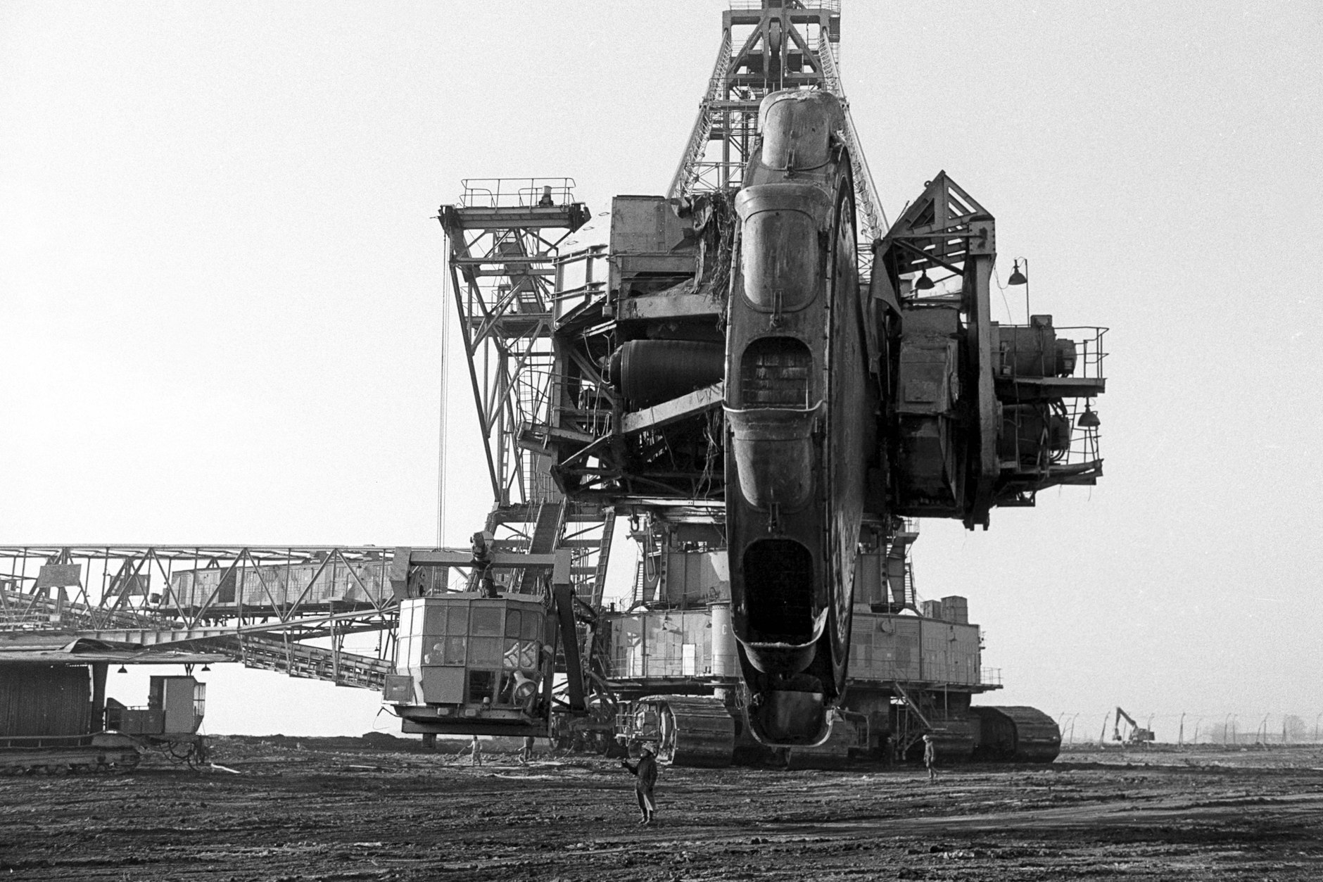 1980: Ein Braunkohlebagger in der Lausitz. Der Tagebau verschluckte viele Orte und jegliche Erinnerung an sie.