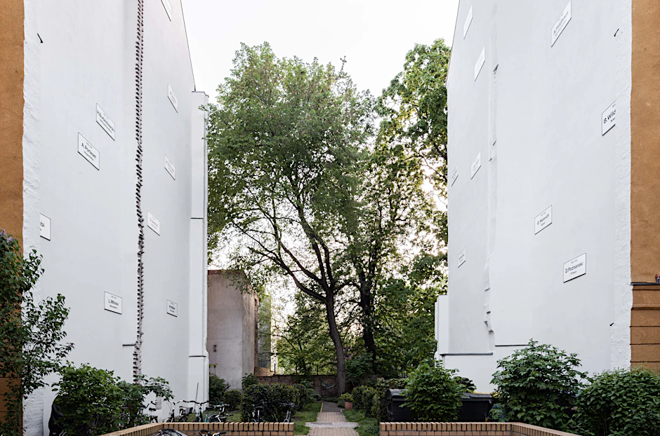 Die Brandmauern restauriert und die Namensschilder als Repliken wetterfest: Christian Boltanskis „The Missing House“. Die Originale kamen ins Museum Hamburger Bahnhof