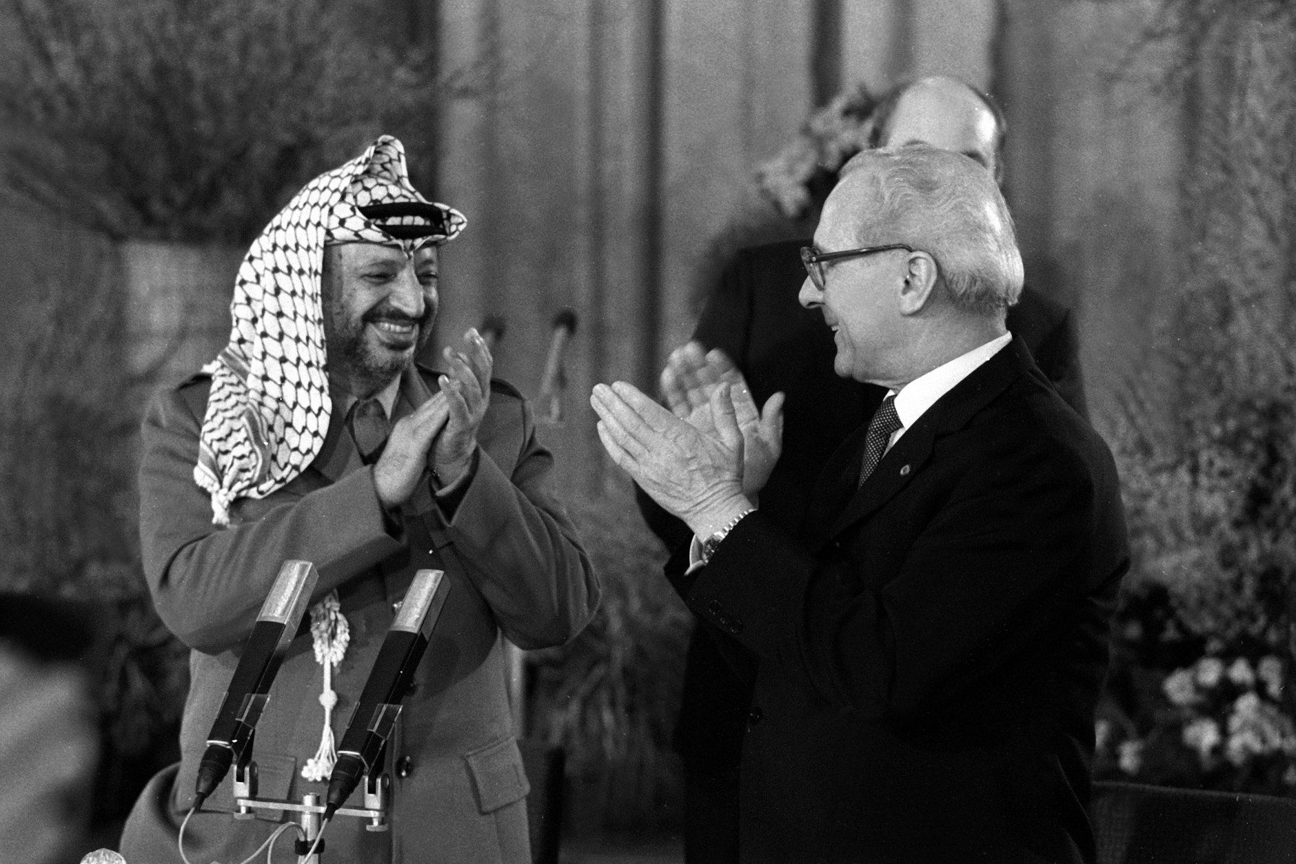 Der Staatsratsvorsitzende Erich Honecker empfängt den PLO-Chef Jassir Arafat in Ost-Berlin, 1982.