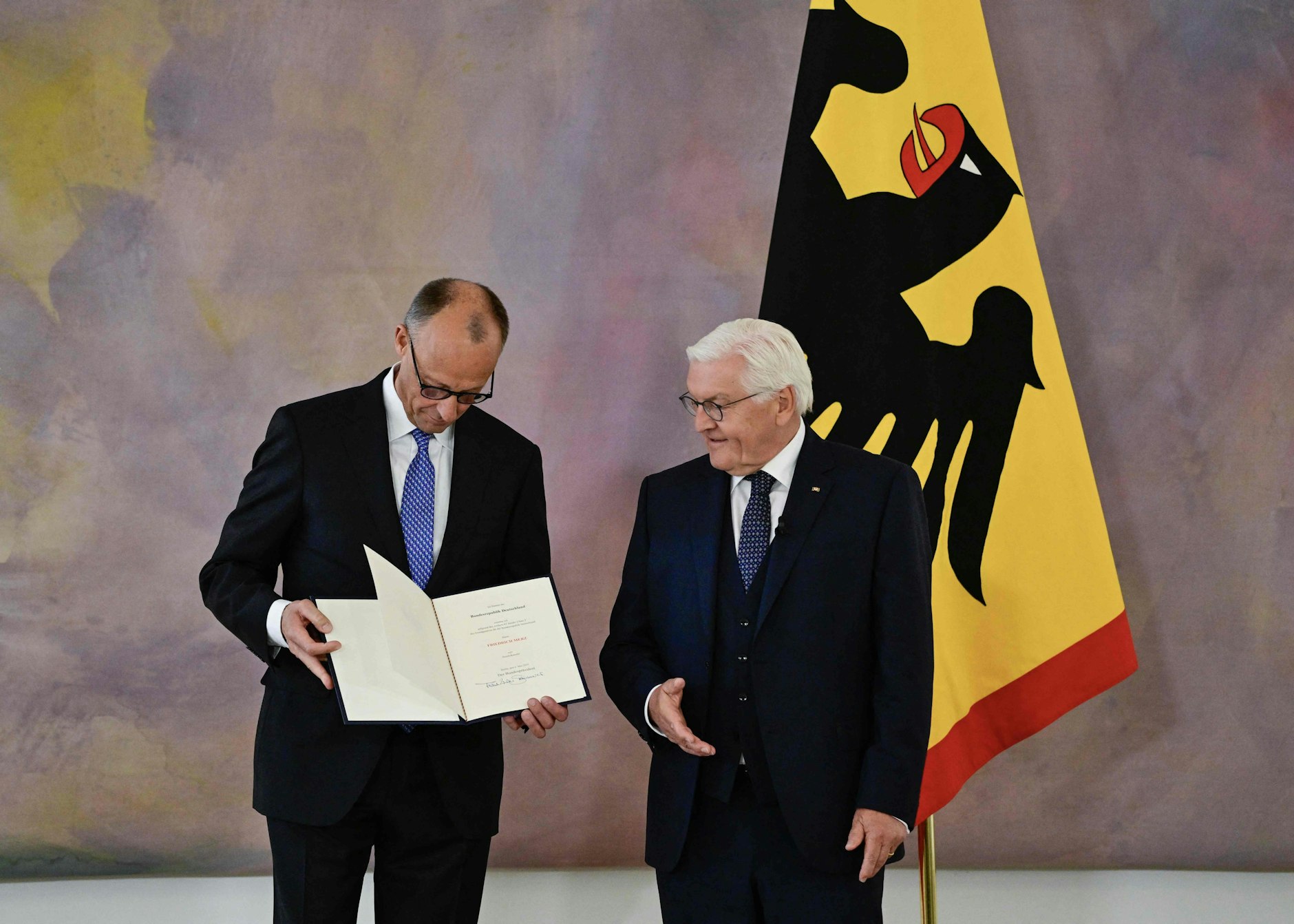 Friedrich Merz (L) erhält seine Ernennungsurkunde von Bundespräsident Frank-Walter Steinmeier,