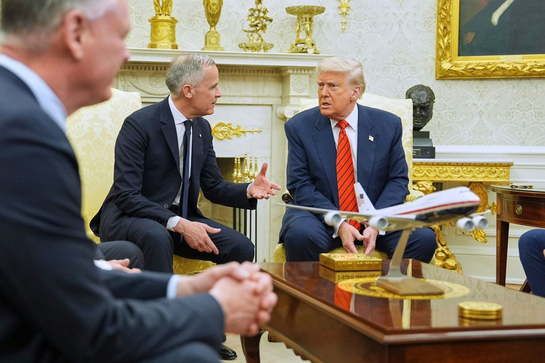 Donald Trump mit dem kanadischen Premierminister Mark Carney im Oval Office des Weißen Hauses.