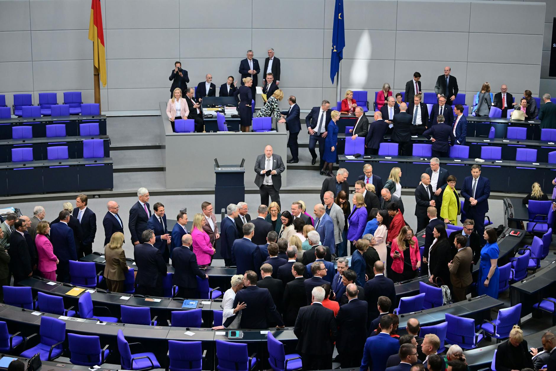 Bundestagsabgeordnete aller Fraktionen gratulieren dem neugewählten Bundeskanzler Friedrich Merz (CDU, M) nach dessen Wahl im zweiten Wahlgang.