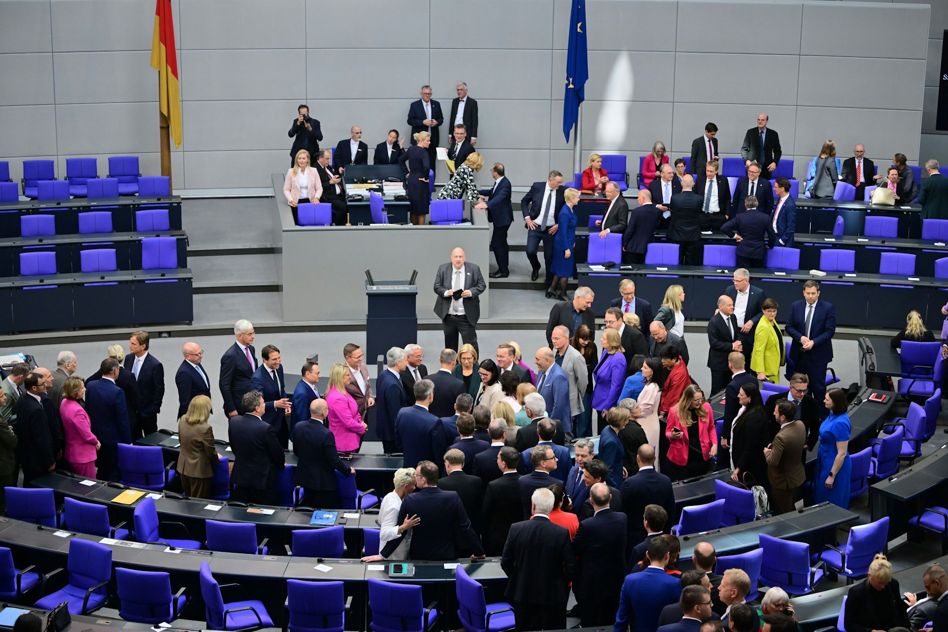 Bundestagsabgeordnete aller Fraktionen gratulieren dem neugewählten Bundeskanzler Friedrich Merz (CDU, M) nach dessen Wahl im zweiten Wahlgang.