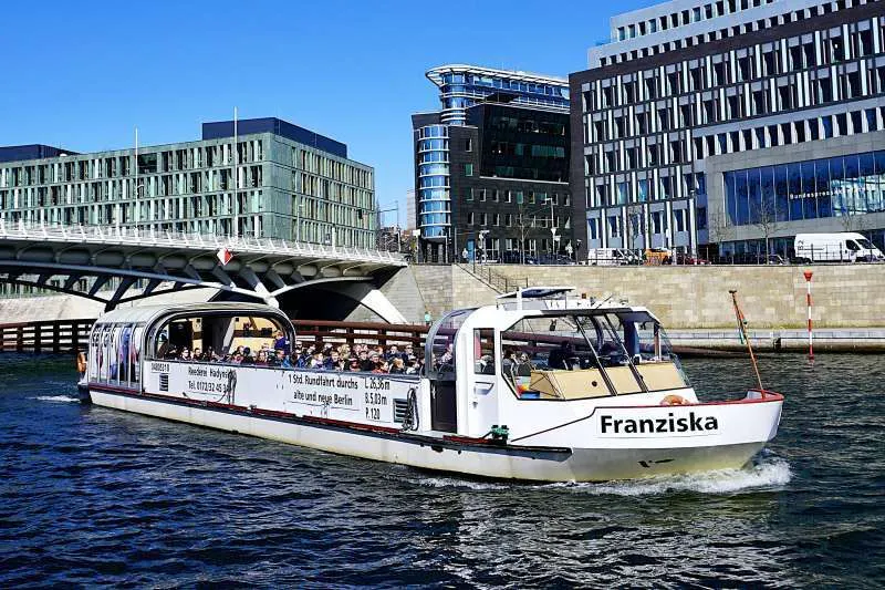 Schiffstour durch Berlin-Mitte: die schönsten Perspektiven in nur 1 Stunde! Perfekt für eine erste Erkundungstour oder einen spontanen Ausflug auf der Spree.