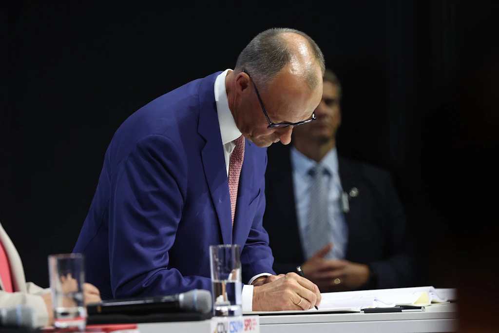 Friedrich Merz bei der Unterzeichnung des Koalitionsvertrags