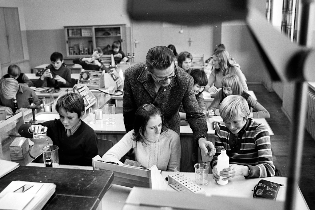 Chemie-Unterricht in einer polytechnischen Oberschule in Karl-Marx-Stadt, 1971