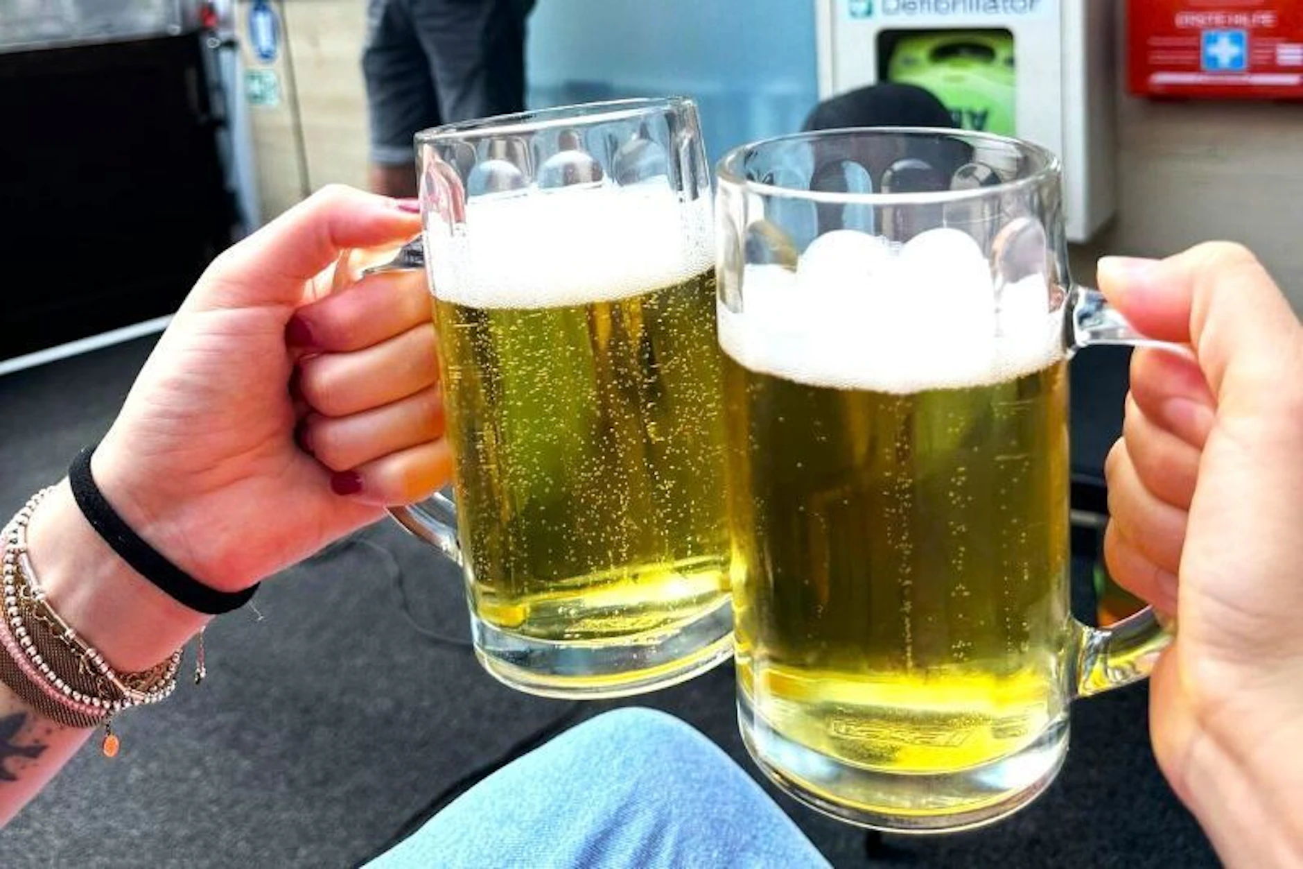 Zwei frisch gezapfte Biere und Sonnenschein an Deck – so schmeckt der Sommer auf der Spree.