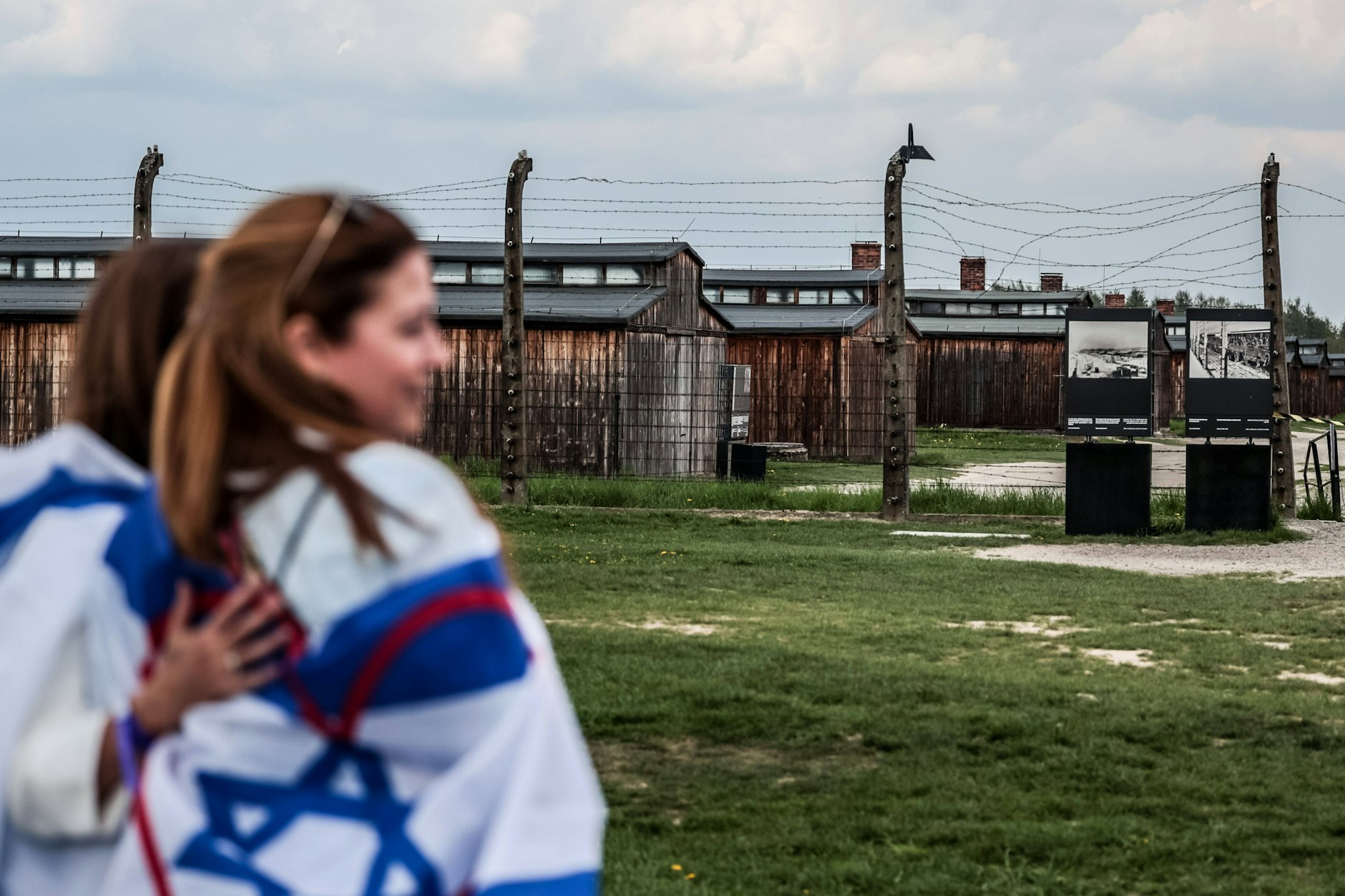 Teilnehmerinnen des „Marschs der Lebenden“ in der Gedenkstätte Auschwitz-Birkenau am Holocaust-Gedenktag Jom haSho’a