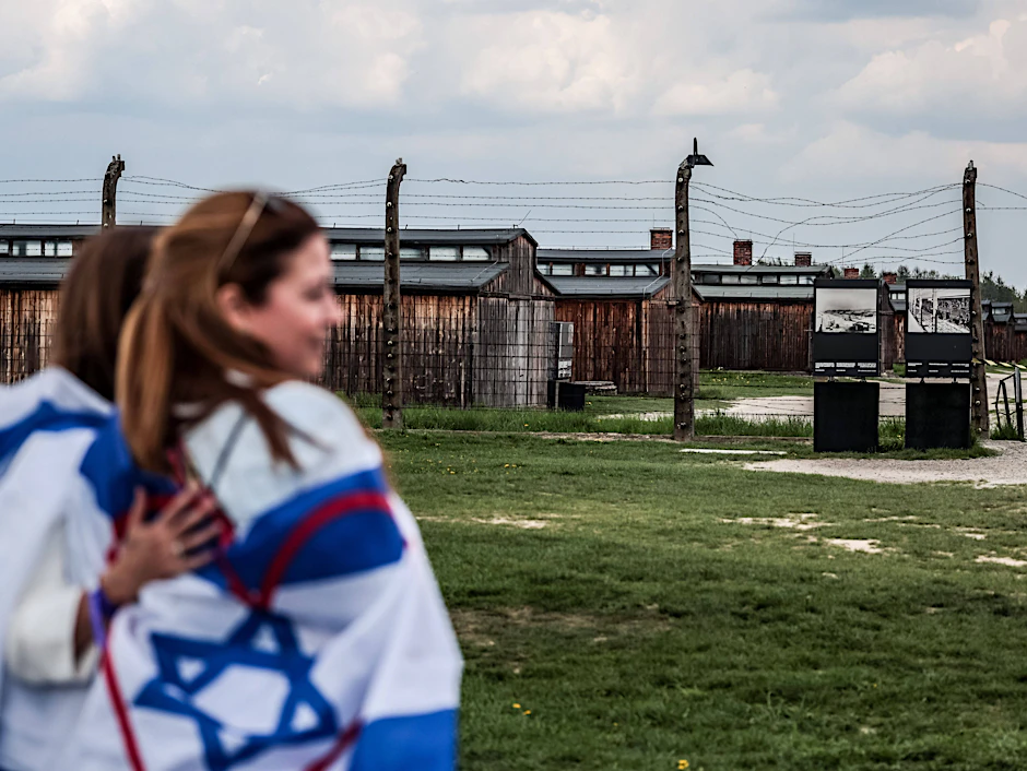 Teilnehmerinnen des „Marschs der Lebenden“ in der Gedenkstätte Auschwitz-Birkenau am Holocaust-Gedenktag Jom haSho’a