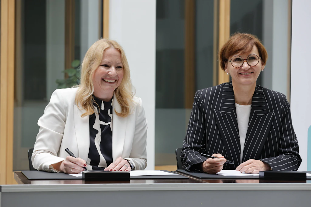Bettina Stark-Watzinger (r.) zusammen mit Christine Streichert-Clivot (damalige Präsidentin der Kultusministerkonferenz) bei der Pressekonferenz zur Unterzeichnung des Startchancen-Programms, 2024