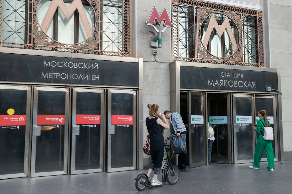Das große M weist den Weg zu den Metrostationen in Moskau - hier der Eingang zum Bahnhof, der nach dem Dichter Wladimir Majakowski benannt ist.