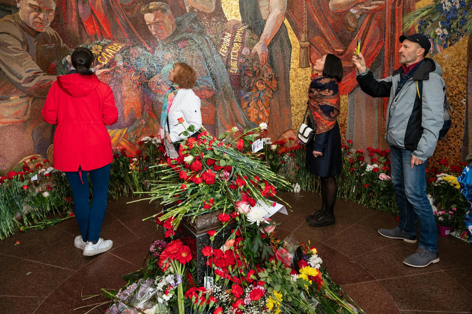 Besucher schauen sich die Wandmalereien