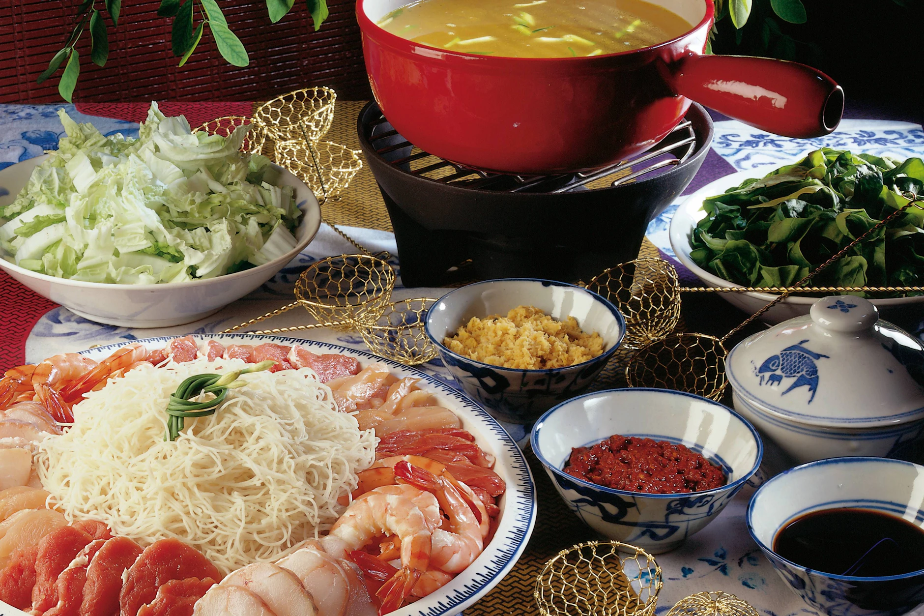 Alle Zutaten für den Chinesischen Feuertopf werden frisch zubereitet auf den Tisch gestellt. Erst im Feuertopf und den Schälchen verwandeln sie sich in die fertige Speise.