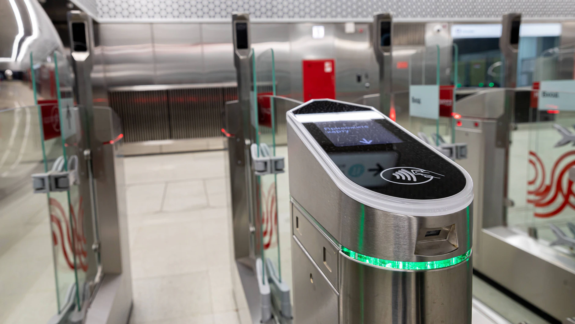 Alles sauber und hochmodern: In die Moskauer Metro kommt man heute kontaktlos.