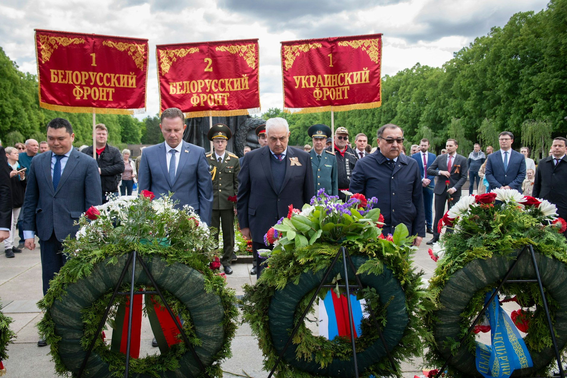 Der russische Botschafter Sergej Netschajew bei der Kranzniederlegung am Ehrenmal in Pankow.