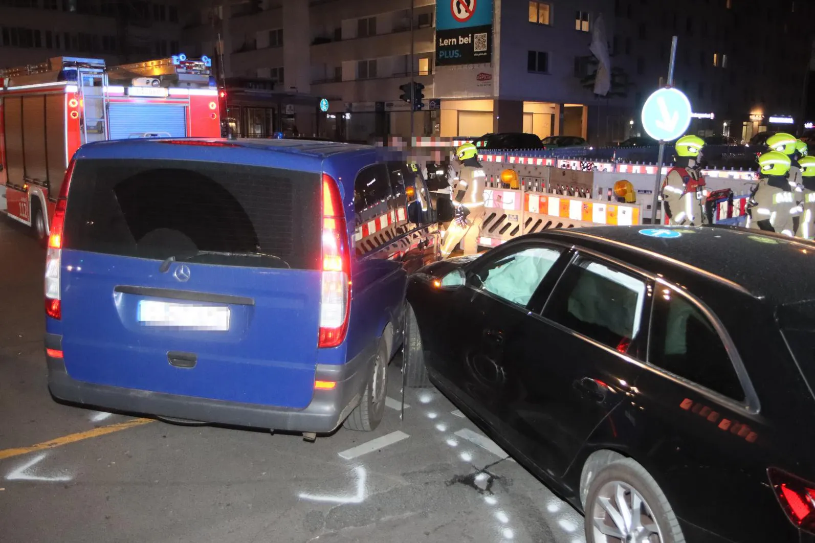 Der schwarze Audi rammte den getarnten Gefangenentransporter der Berliner Polizei.
