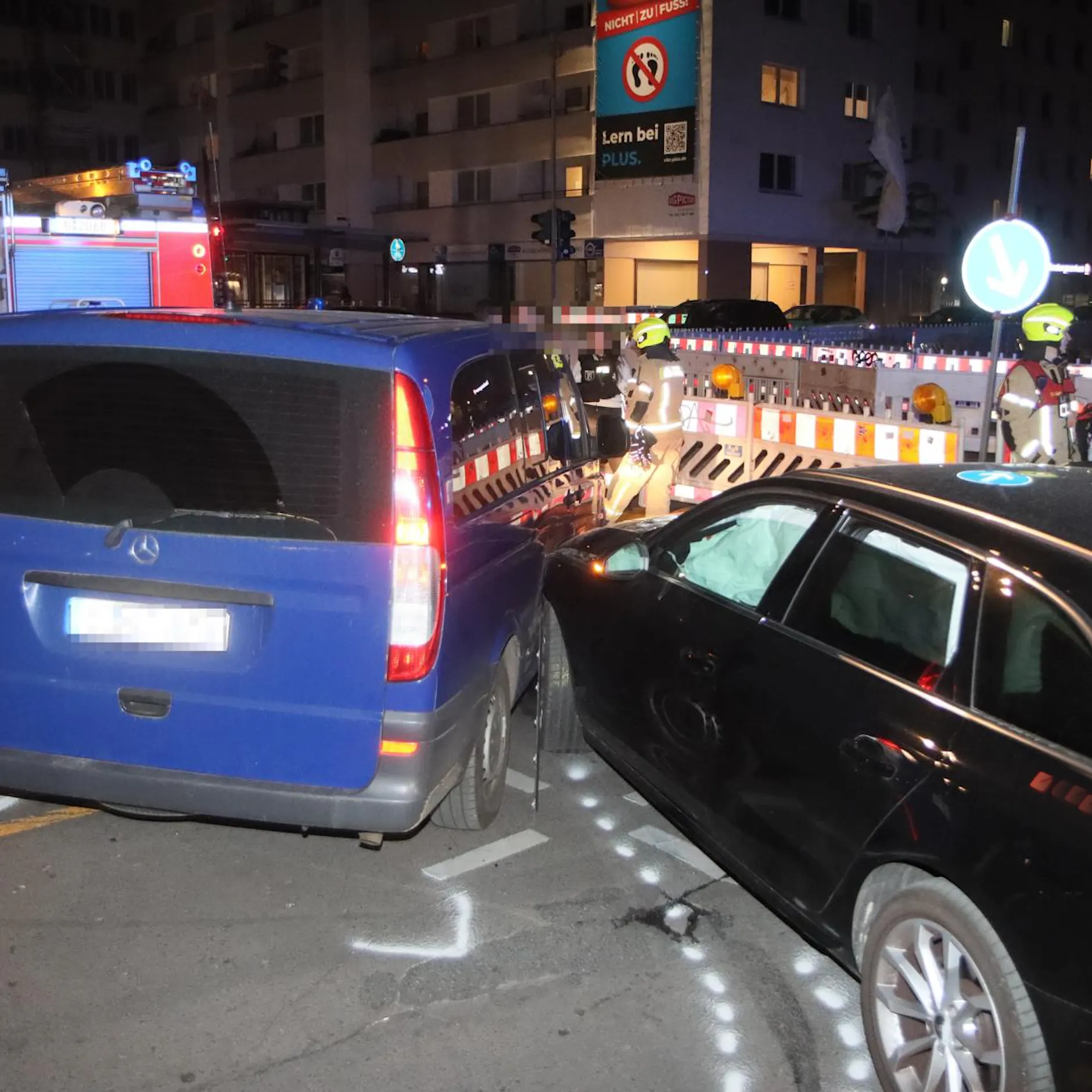 Schock-Crash in Berlin: Audi rammt getarnten Gefangenentransporter!