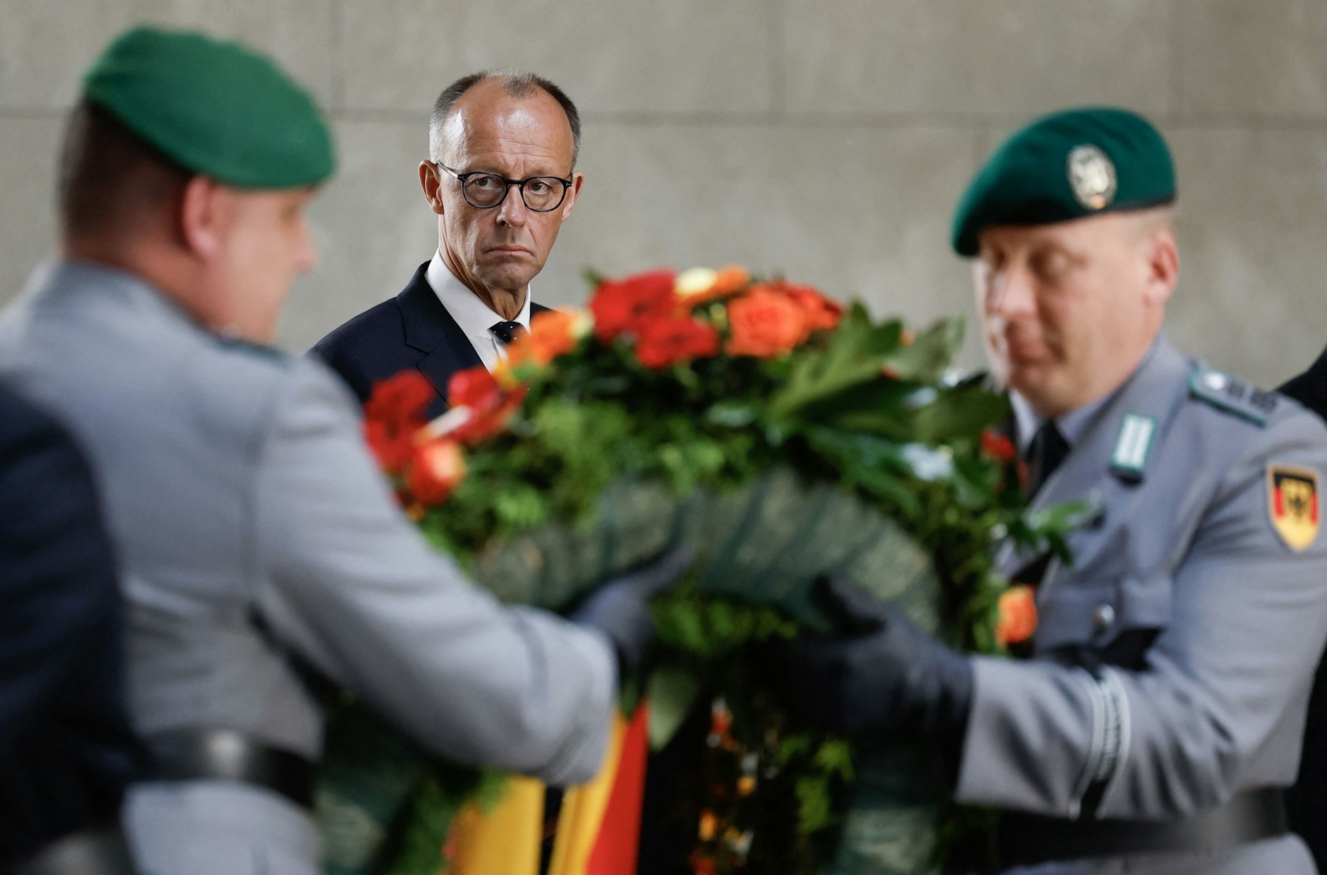 Kanzler Friedrich Merz legten einen Kranz in der Neuen Wache ab