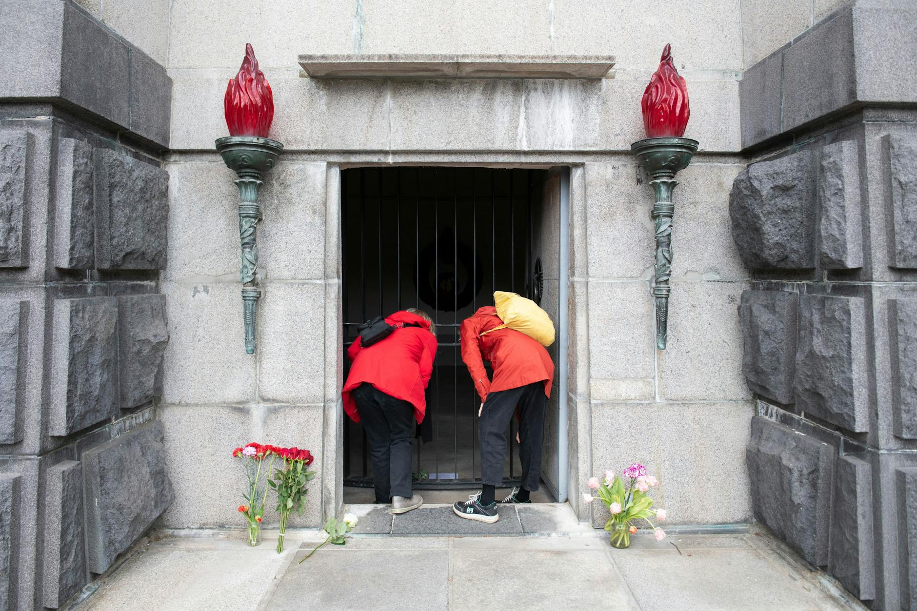 Besucher bei der Kranzniederlegung in der Schönholzer Heide