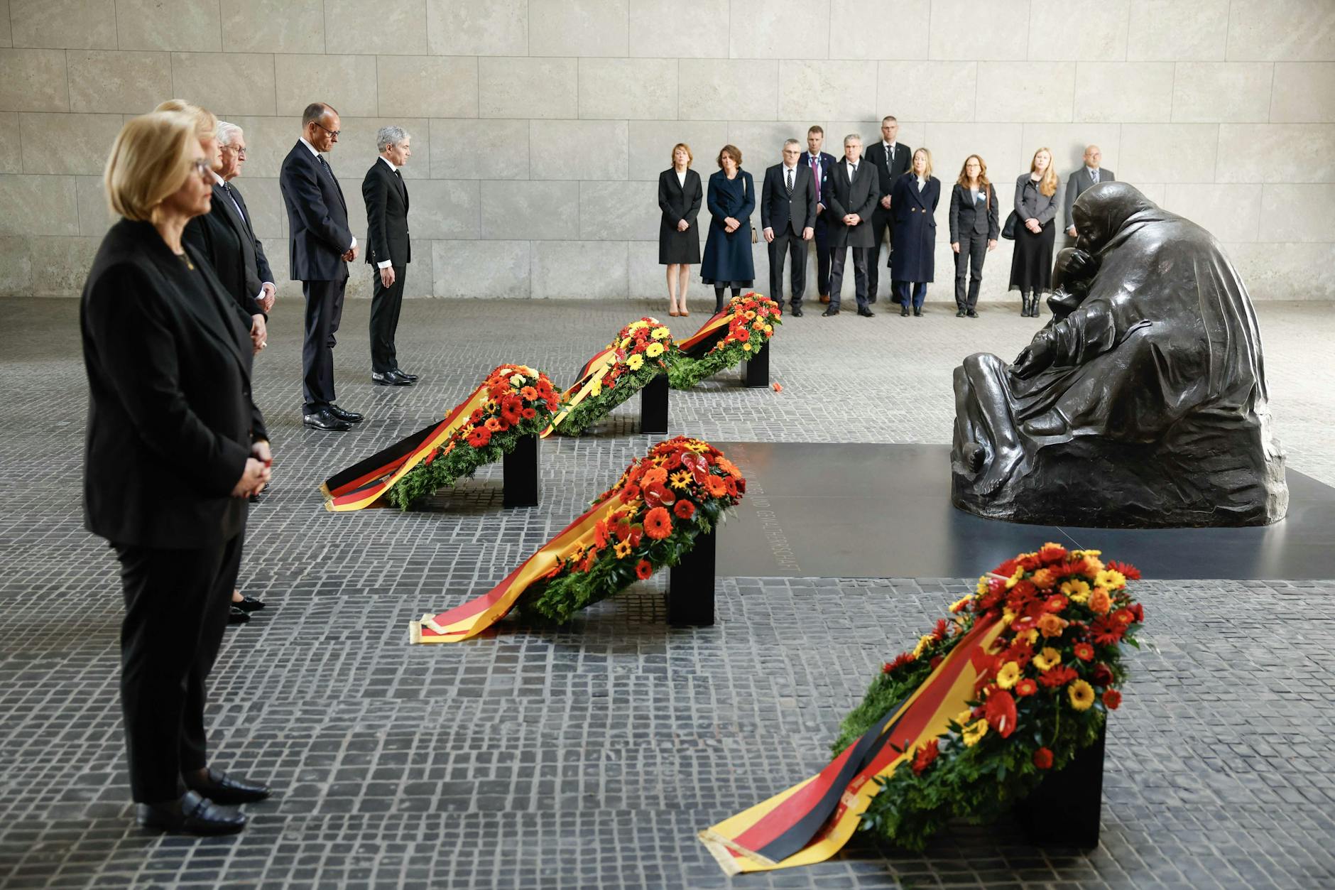 Bundesratspräsidentin Anke Rehlinger, Bundestagspräsidentin Julia Klöckner, Bundespräsident Frank-Walter Steinmeier, Kanzler Friedrich Merz und der Präsident des Bundesverfassungsgerichts Stephan Harbarth beim Gedenken.