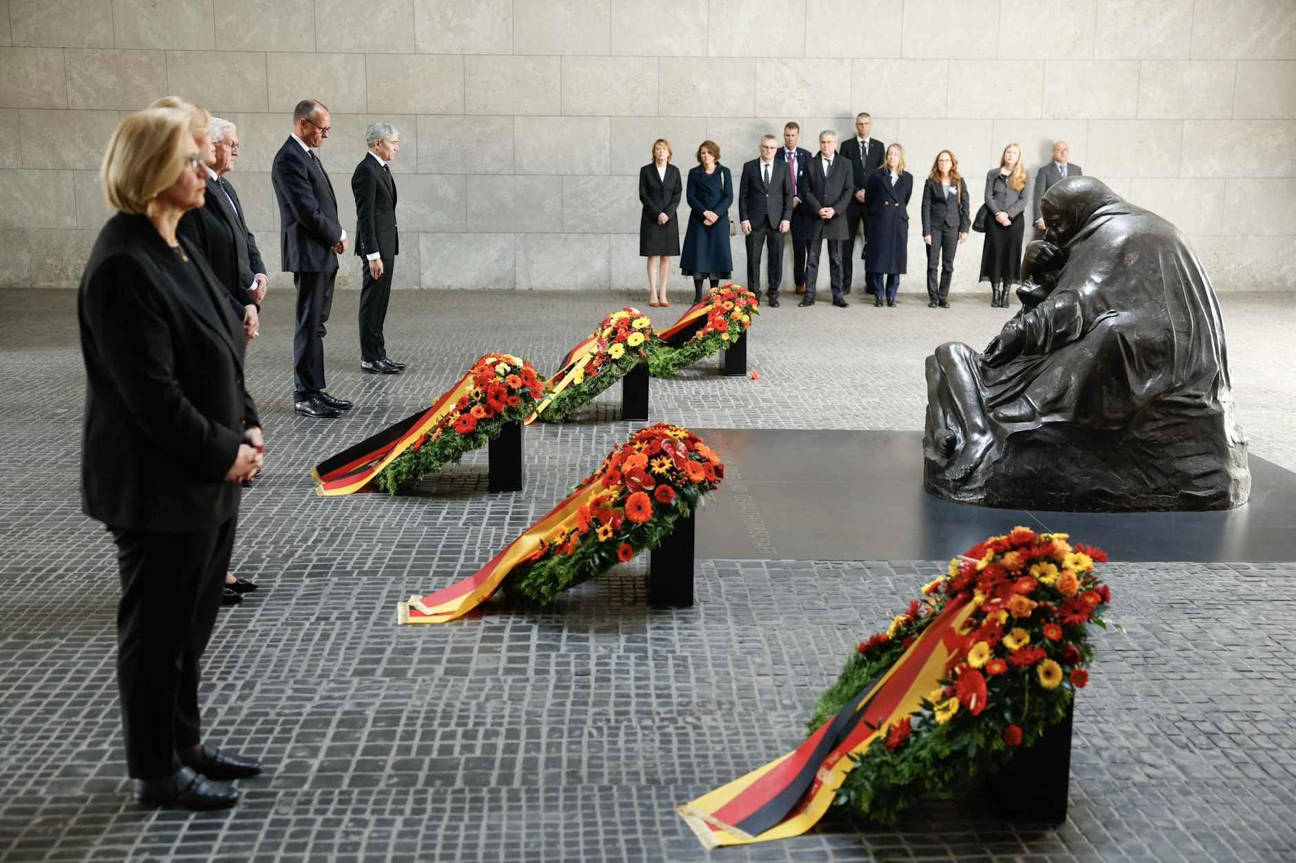 Bundesratspräsidentin Anke Rehlinger, Bundestagspräsidentin Julia Klöckner, Bundespräsident Frank-Walter Steinmeier, Kanzler Friedrich Merz und der Präsident des Bundesverfassungsgerichts Stephan Harbarth beim Gedenken.