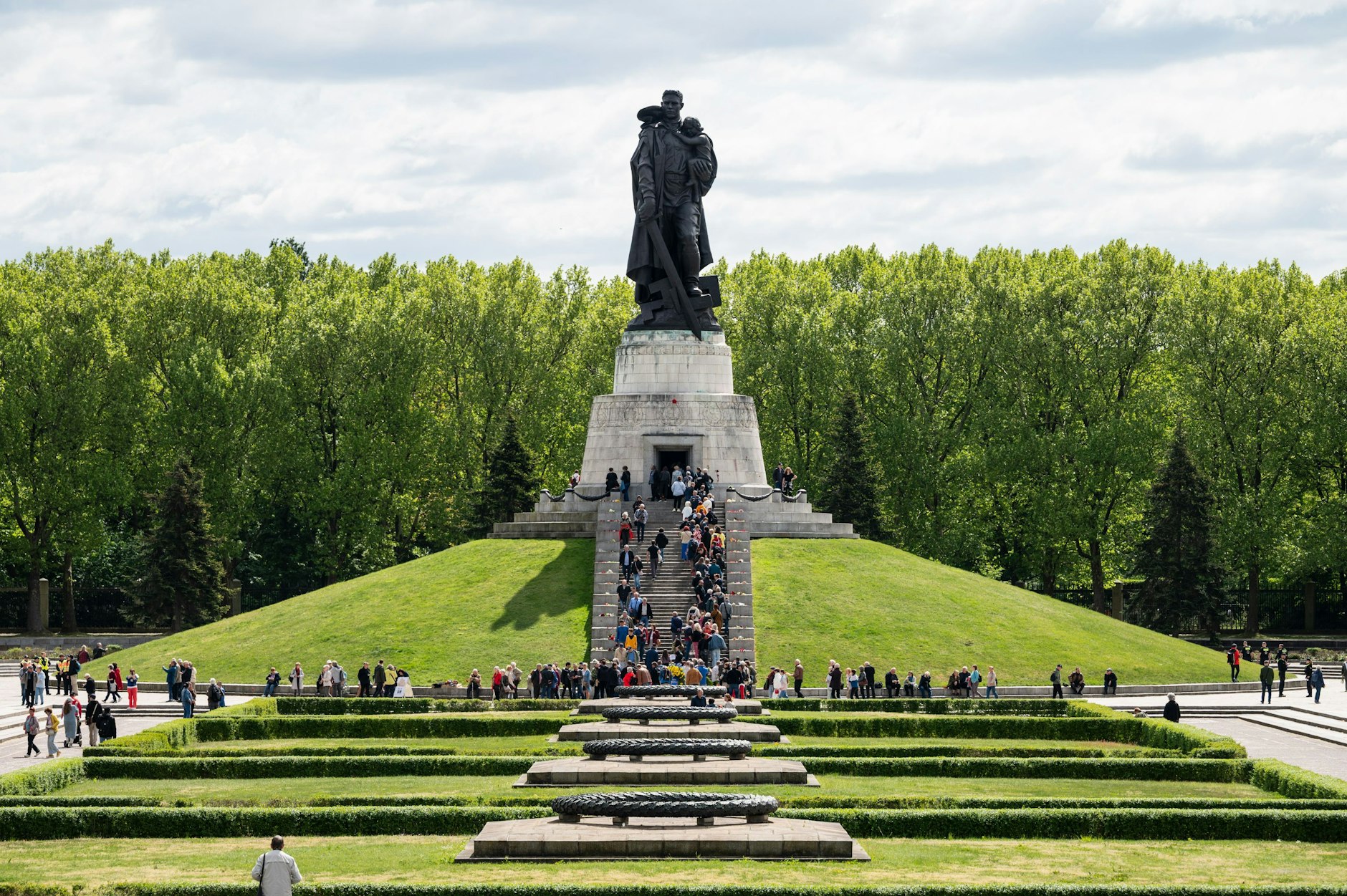 Hunderte Menschen versammeln sich am Donnerstag im Treptower Park.
