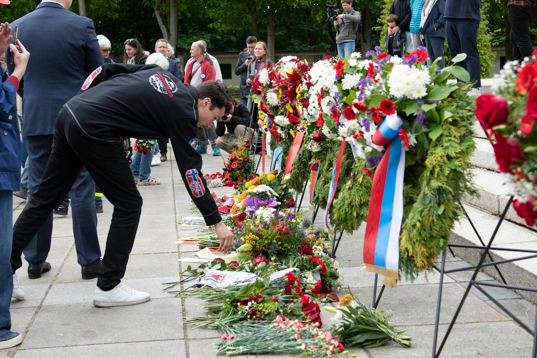 Viele Kränze schmücken das Sowjetische Ehrenmal in der Schönholzer Heide in Pankow.