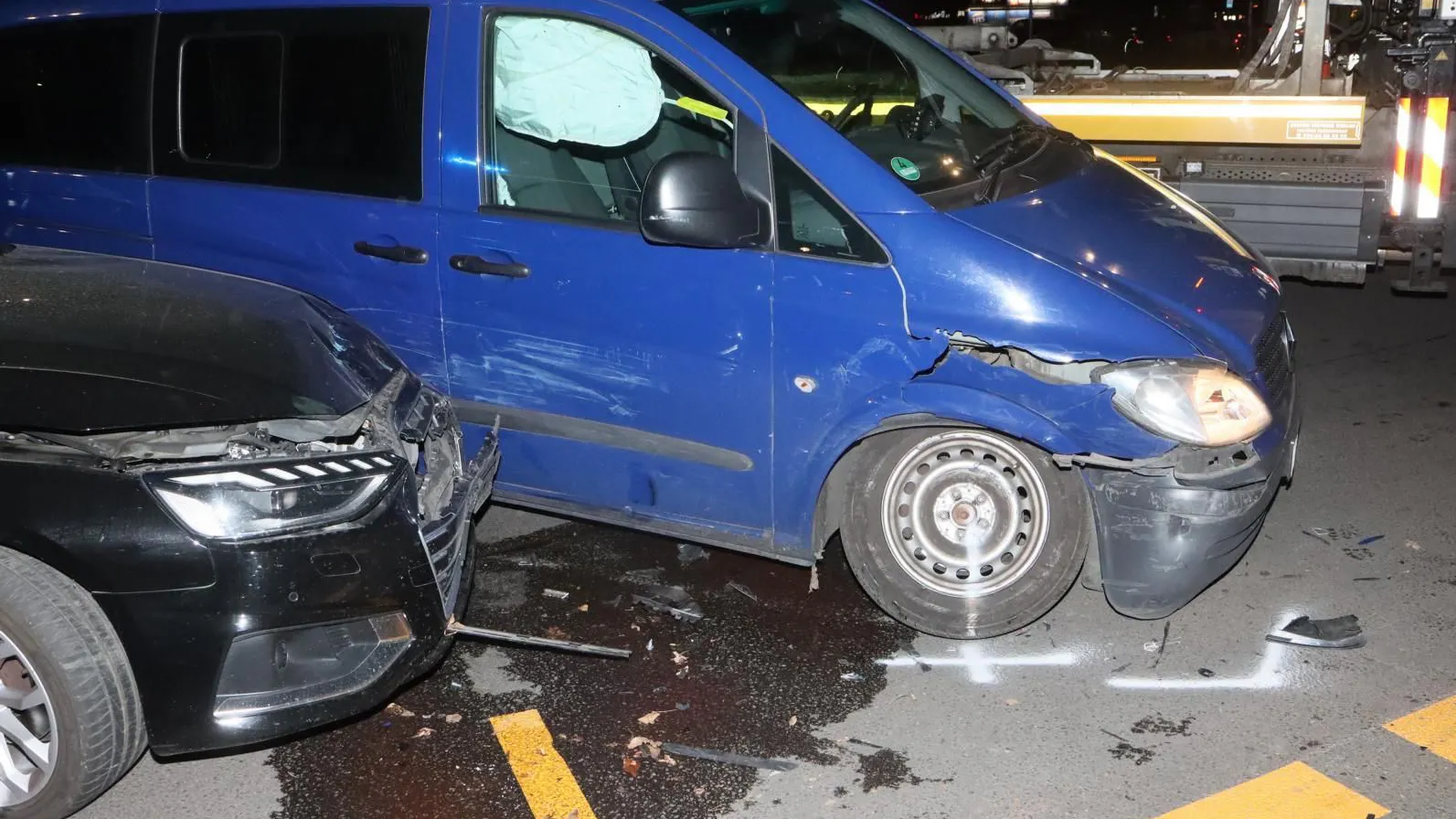 Der Kopfairbag auf der Beifahrerseite des blauen Mercedes Vito öffnete sich bei dem Aufprall.