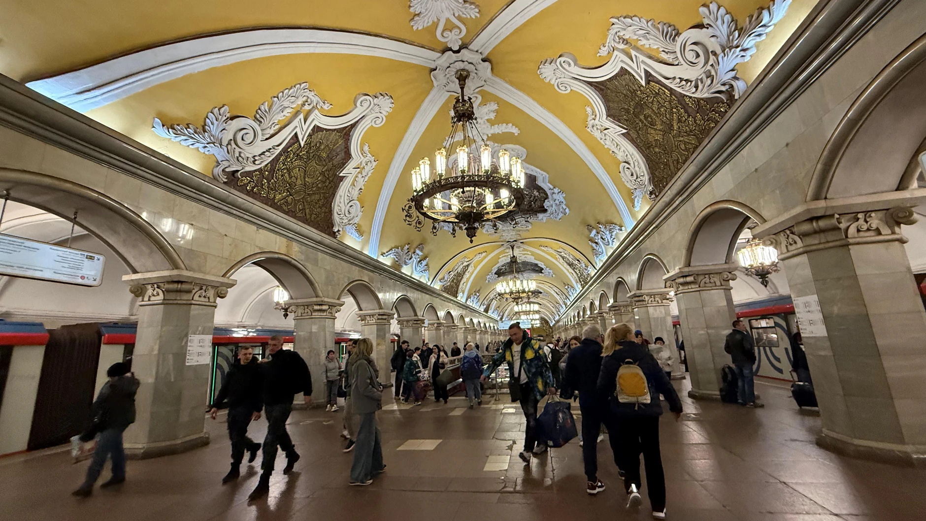 Die Station Komsomolskaja auf der braunen Ringlinie gehört zu den prächtigsten des großen Verkehrsnetzes. Die offiziell am 15. Mai 1935 mit der ersten Linie in Betrieb genommene U-Bahn ist wegen ihrer Schönheit heute eine auch bei Touristen beliebte Sehenswürdigkeit. 