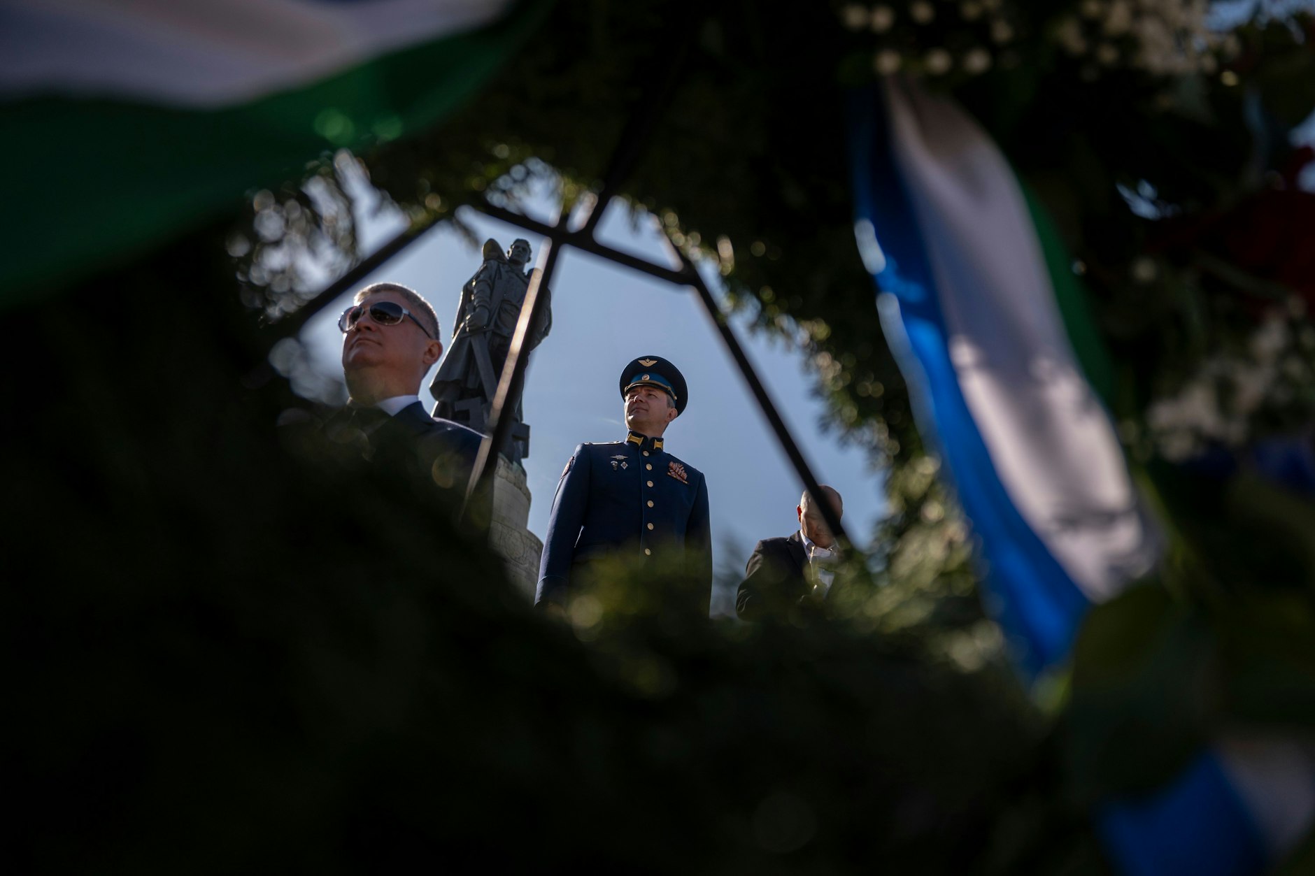 Blick durch einen Kranz auf einen Offiziellen.