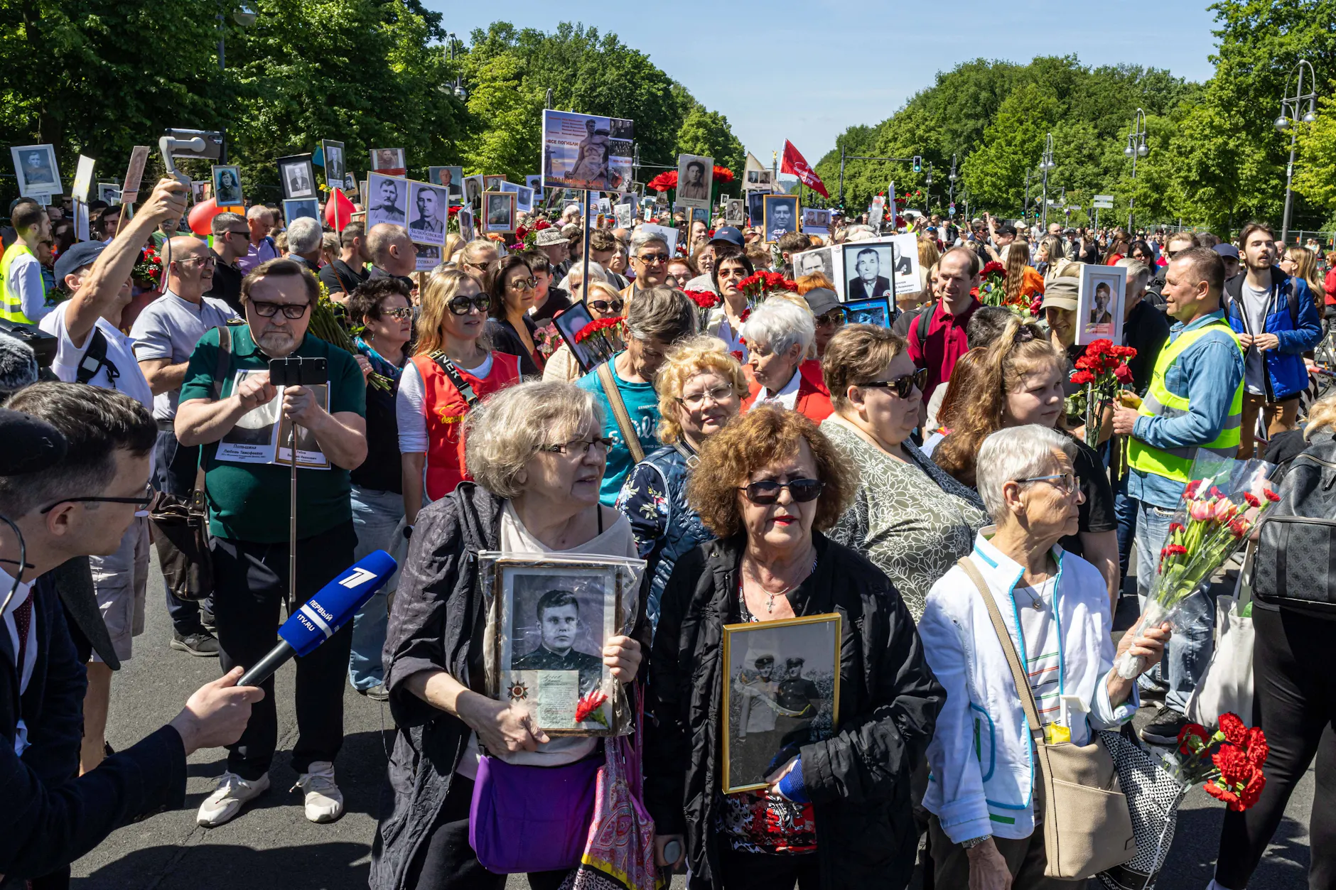 So sah es im vergangenen Jahr am 9. Mai auf der Straße des 17. Juni aus: Rings um das Sowjetische Ehrenmal im Tiergarten legen auch heute Demonstrationen den Verkehr lahm.
