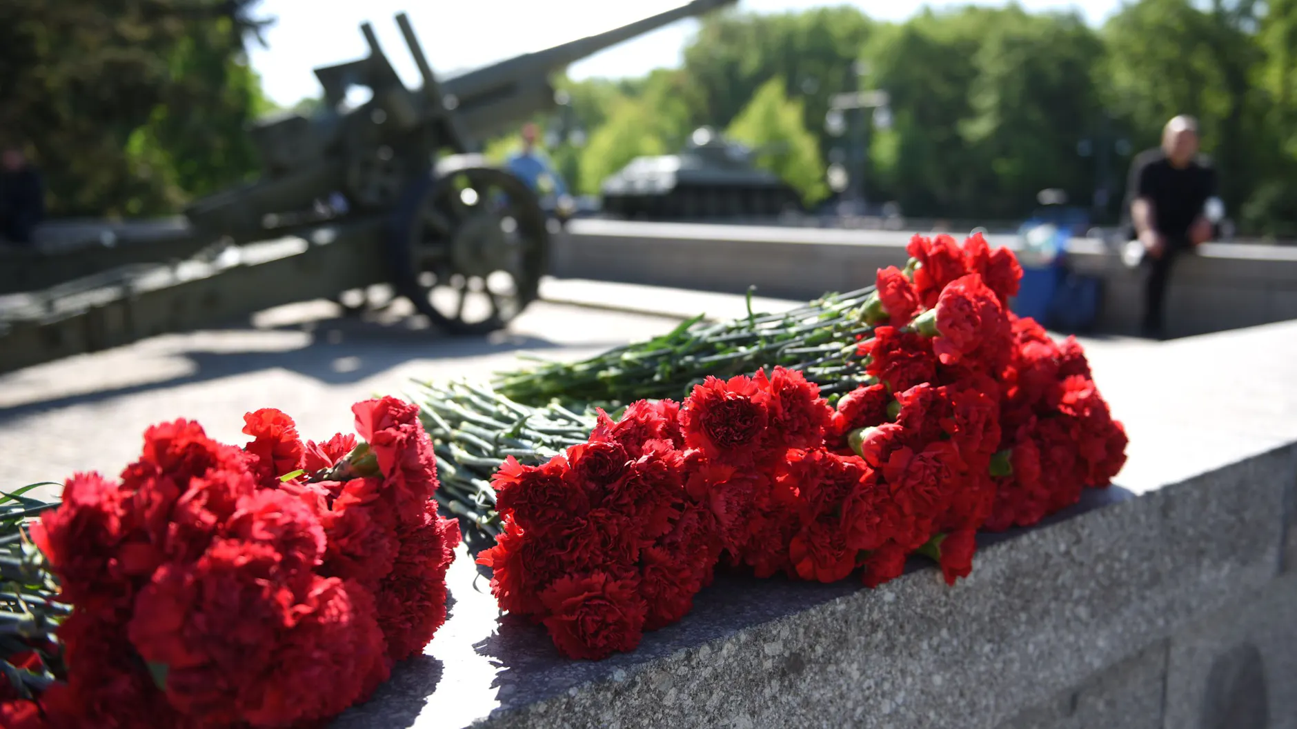 Am Sowjetischen Ehrenmal gedenken heute viele ehemalige Bewohner der Sowjetrepubliken dem 9. Mai, dem Tag des Sieges über den Faschismus.