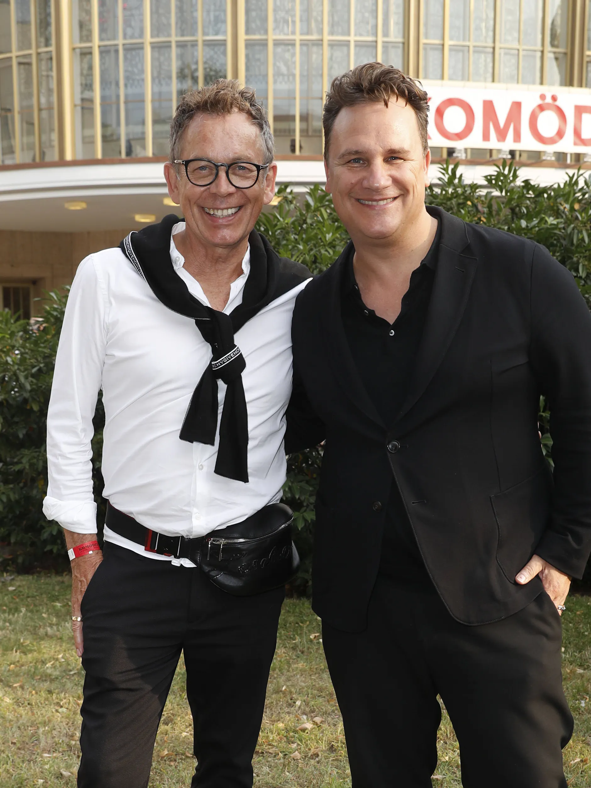 Im Juli 2021: Guido Maria Kretschmer besucht mit seinem Ehemann Frank Mutters die Premiere von „Mord im Orientexpress“ im Schillertheater.