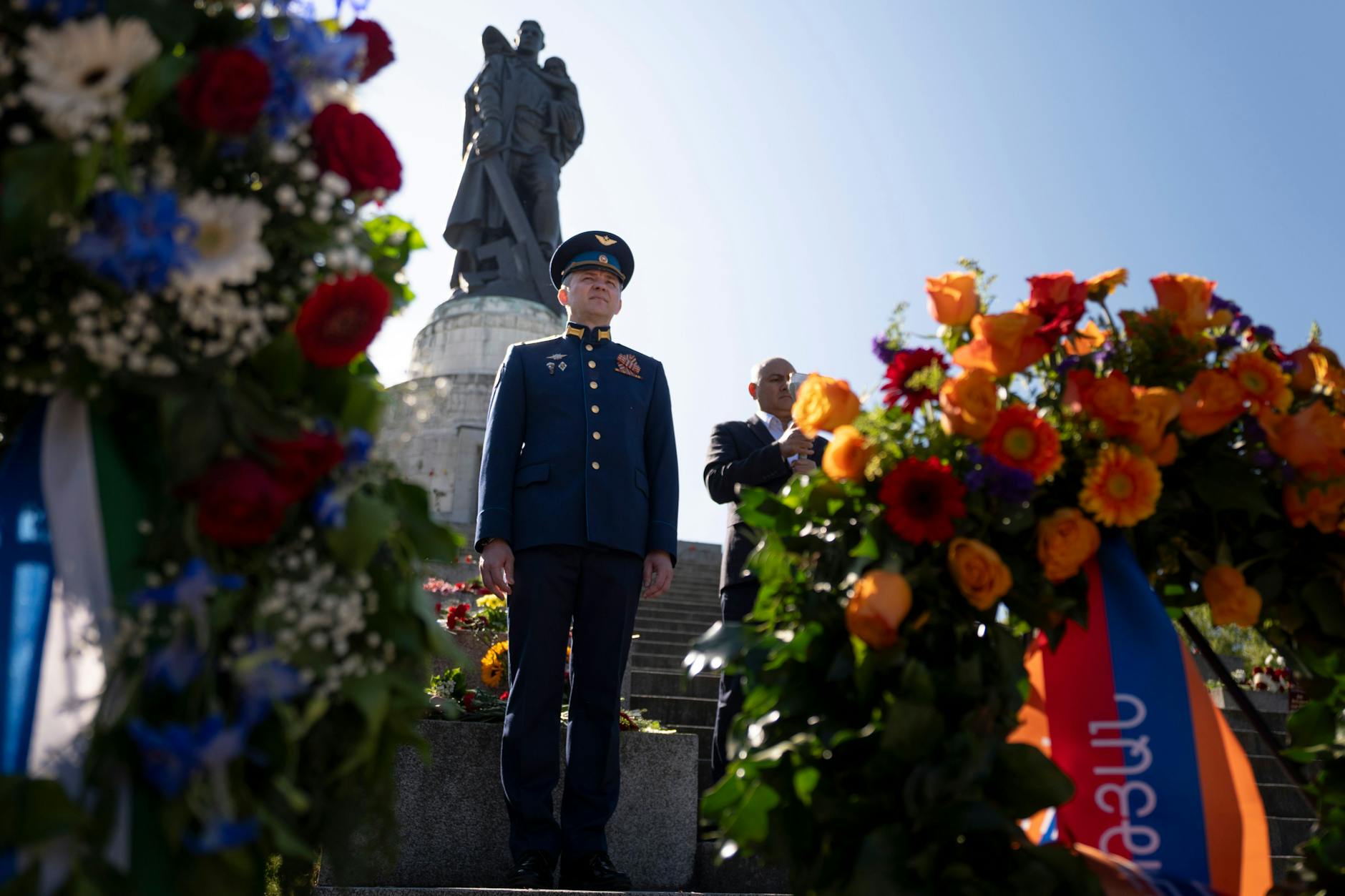 Ein Mitglied der russischen Delegation in Uniform nimmt am Gedenken im Treptower Park teil.
