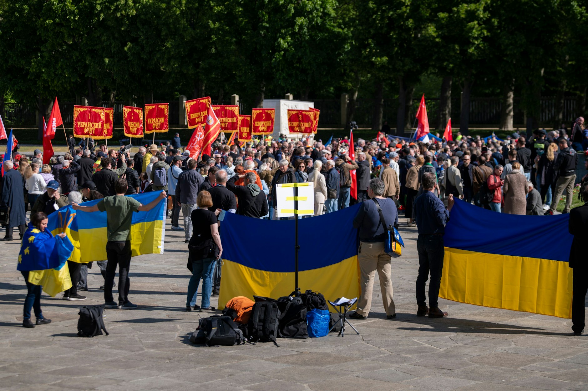 Demonstranten mit Ukraine-Flaggen waren ebenfalls vor Ort.