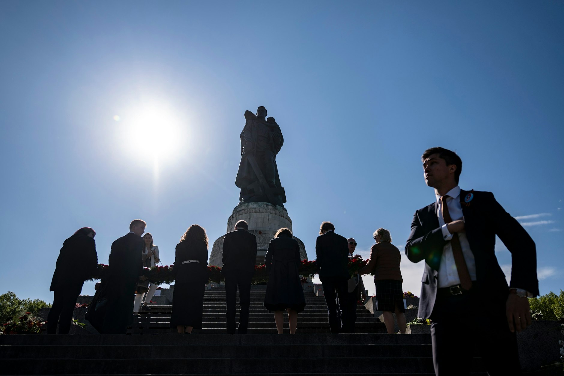 Ein großes Gesteck wurde hoch zur Kolossalstatue gebracht.
