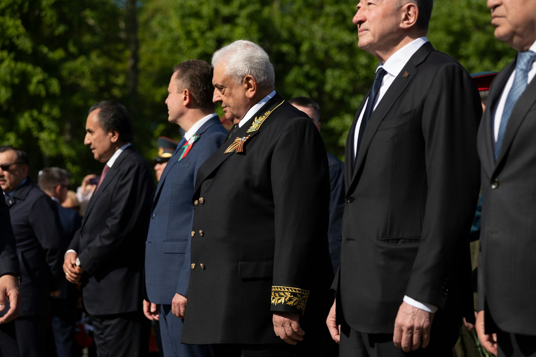 Der russische Botschafter in Deutschland, Sergej J. Netschajew, mit Gefolgsleuten.