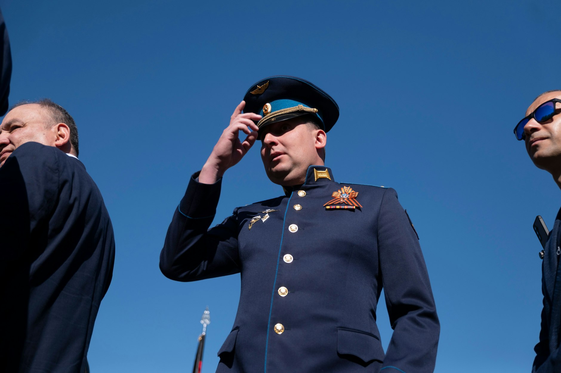 Auch russische Delegationsmitglieder in Uniform gedenken im Treptower Park.
