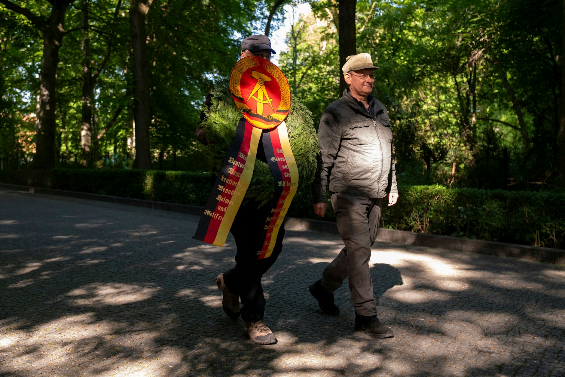Zwei selbsternannte „DDR Bürger“ mit DDR-Symbolen waren ebenfalls zugegen.