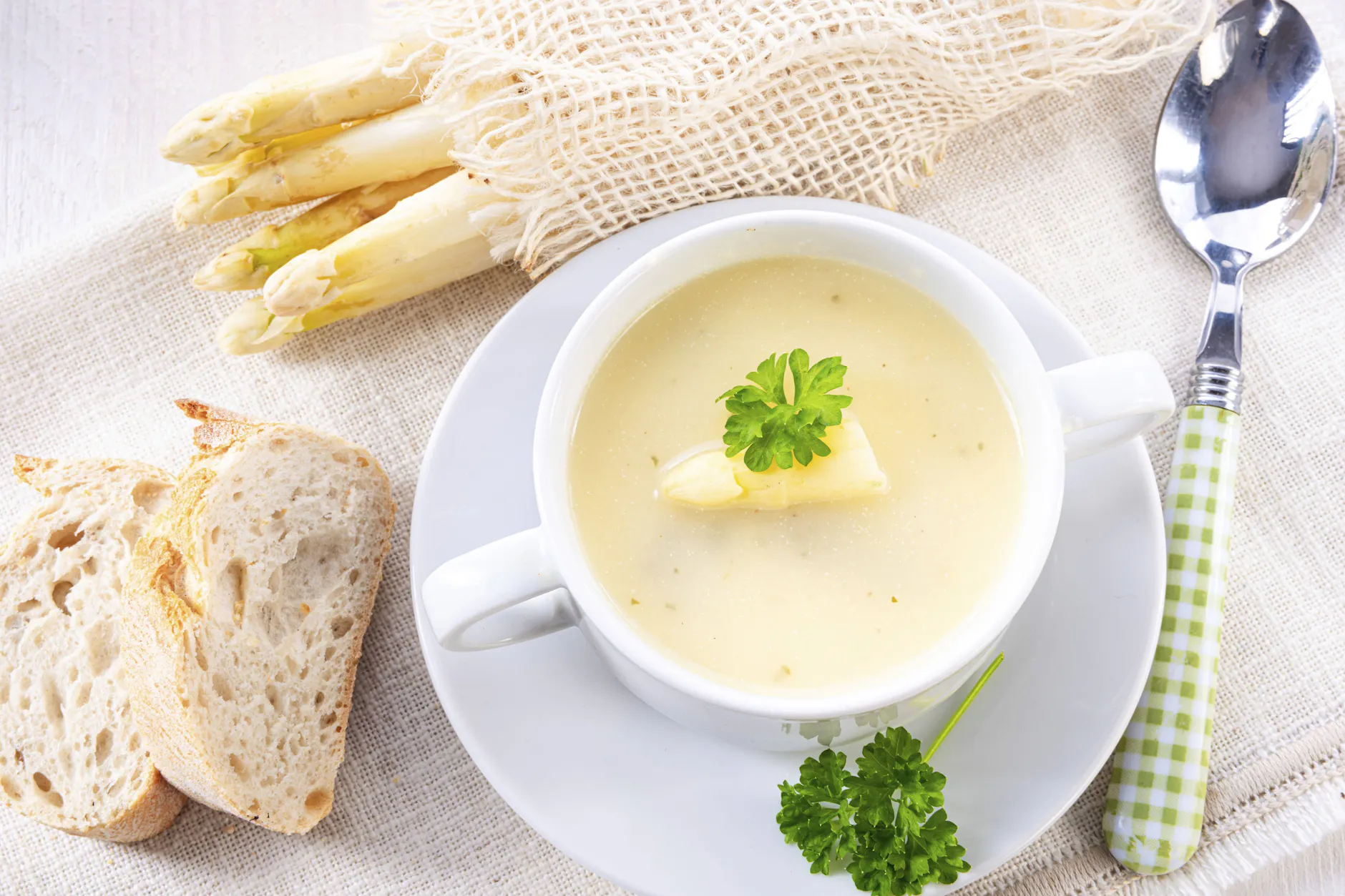 Leckere Kalorien: In die Spargelsuppe à la Maintenon gehören auch Sahne und Butter.